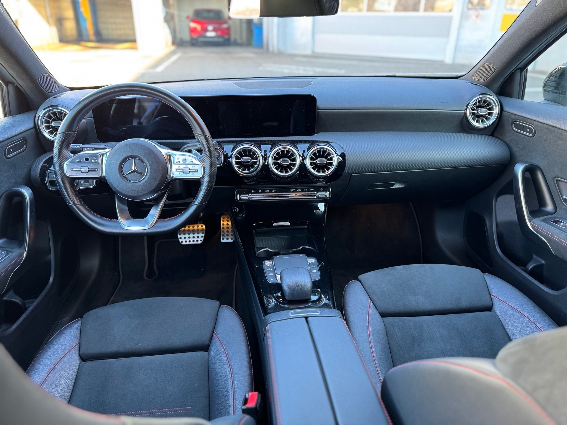 MERCEDES-BENZ A 200 4Matic AMG Line 8G-DCT-image-9