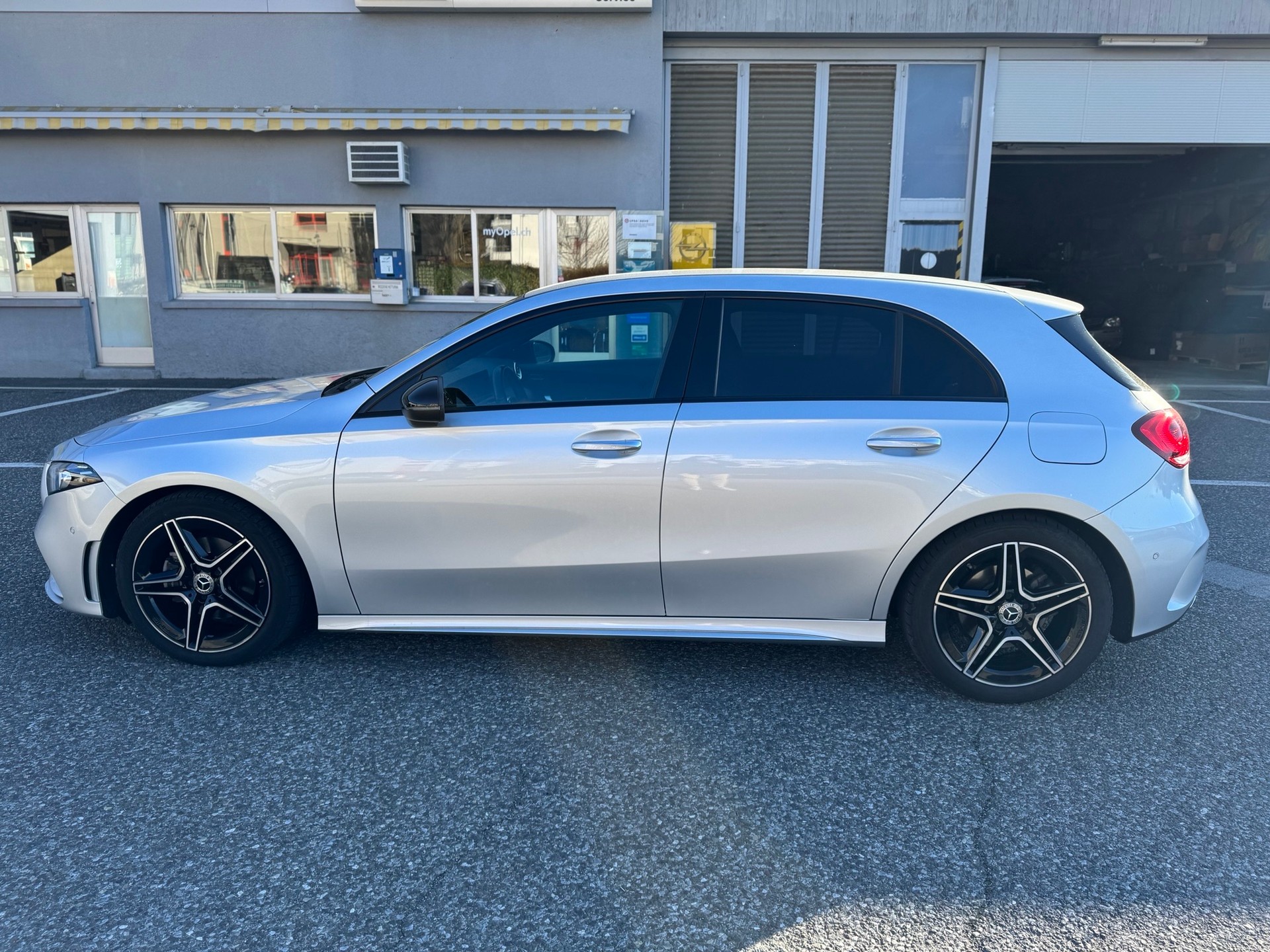 MERCEDES-BENZ A 200 4Matic AMG Line 8G-DCT-image-3