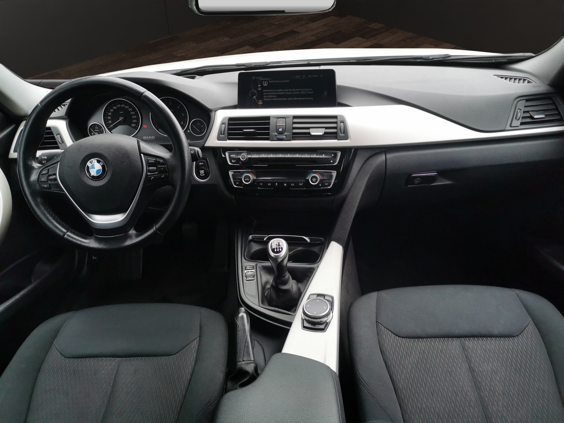 BMW 318d xDrive-image-13