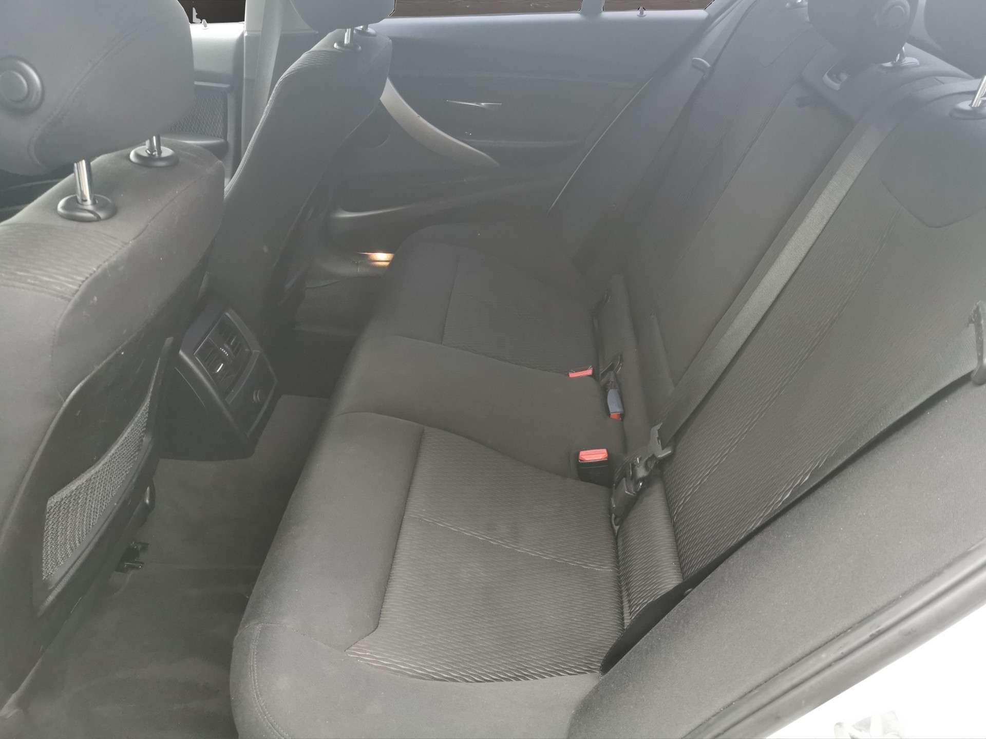 BMW 318d xDrive-image-10