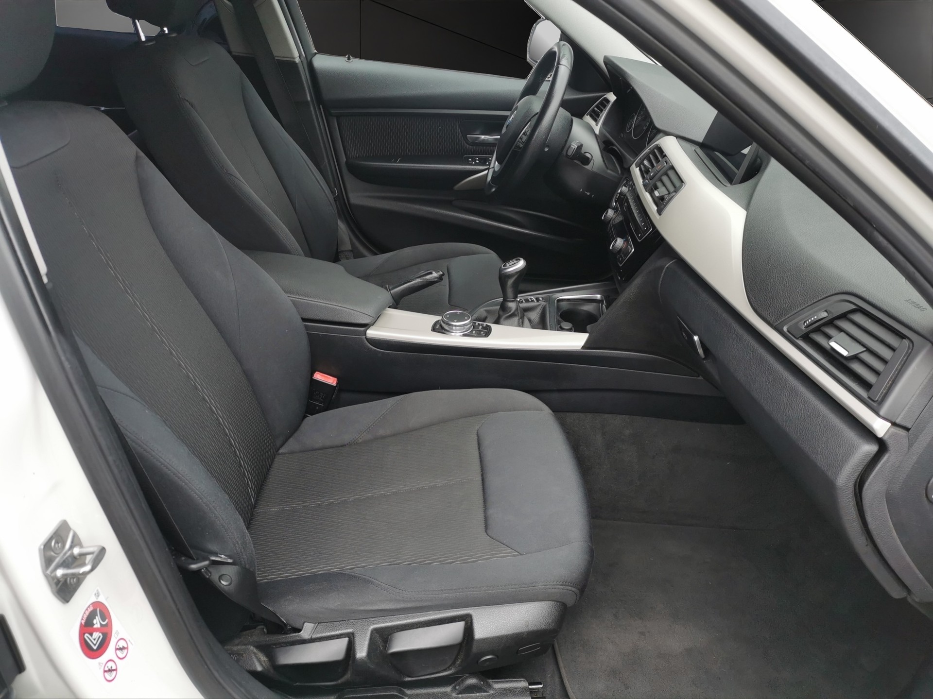 BMW 318d xDrive-image-11
