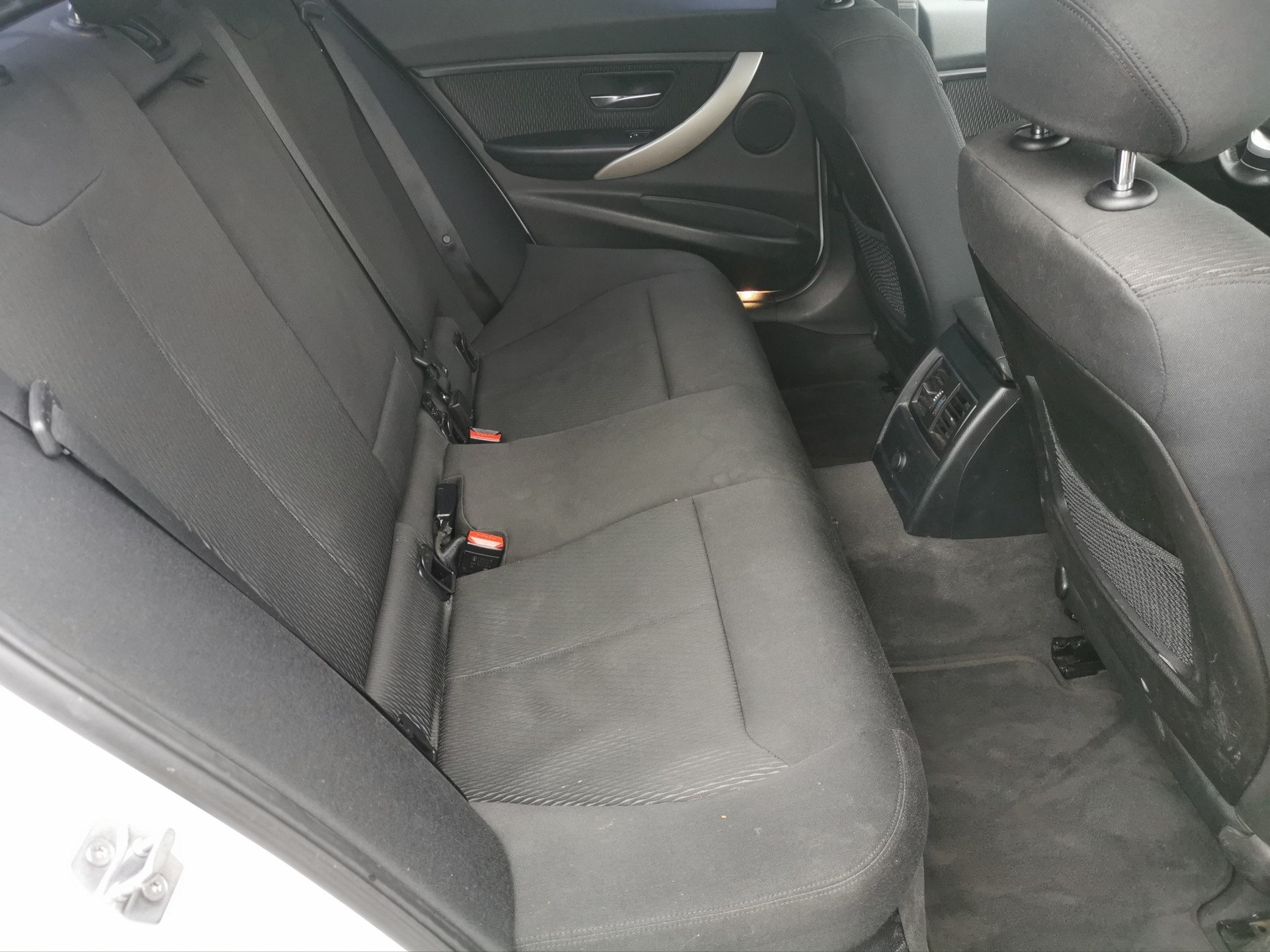 BMW 318d xDrive-image-12