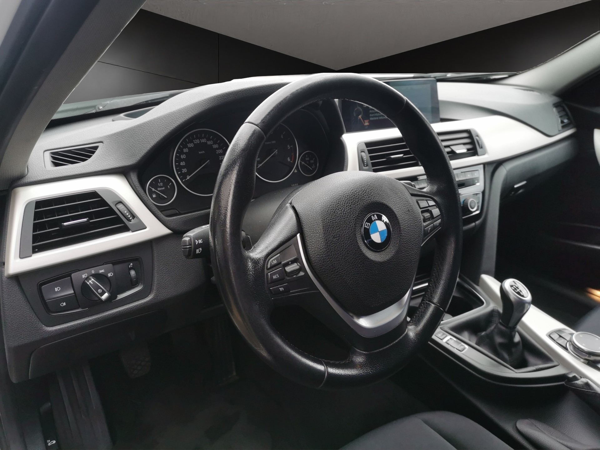BMW 318d xDrive-image-7