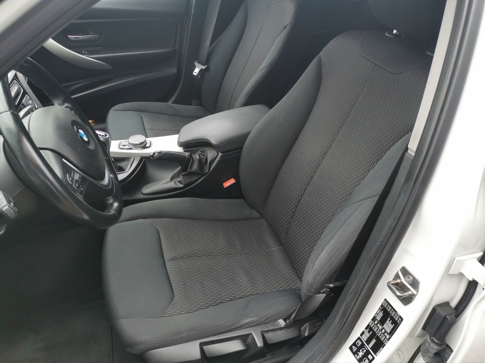 BMW 318d xDrive-image-8