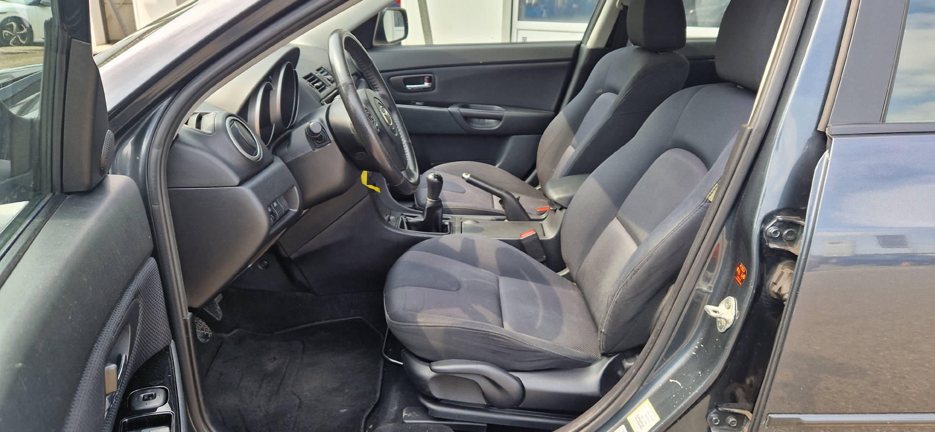 MAZDA 3 Hatchback 2.0 16V Sport-image-3