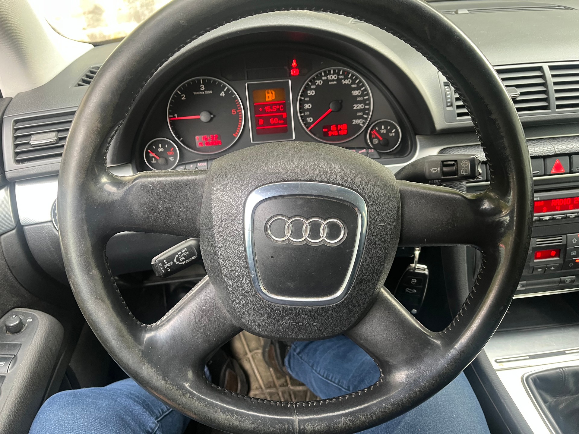 AUDI A4 Avant 2.0 TDI-image-8