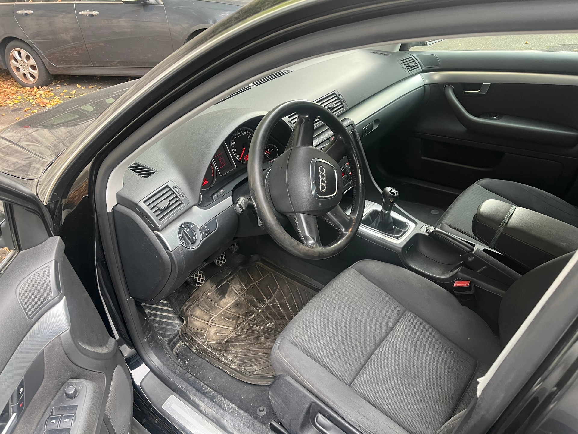 AUDI A4 Avant 2.0 TDI-image-9