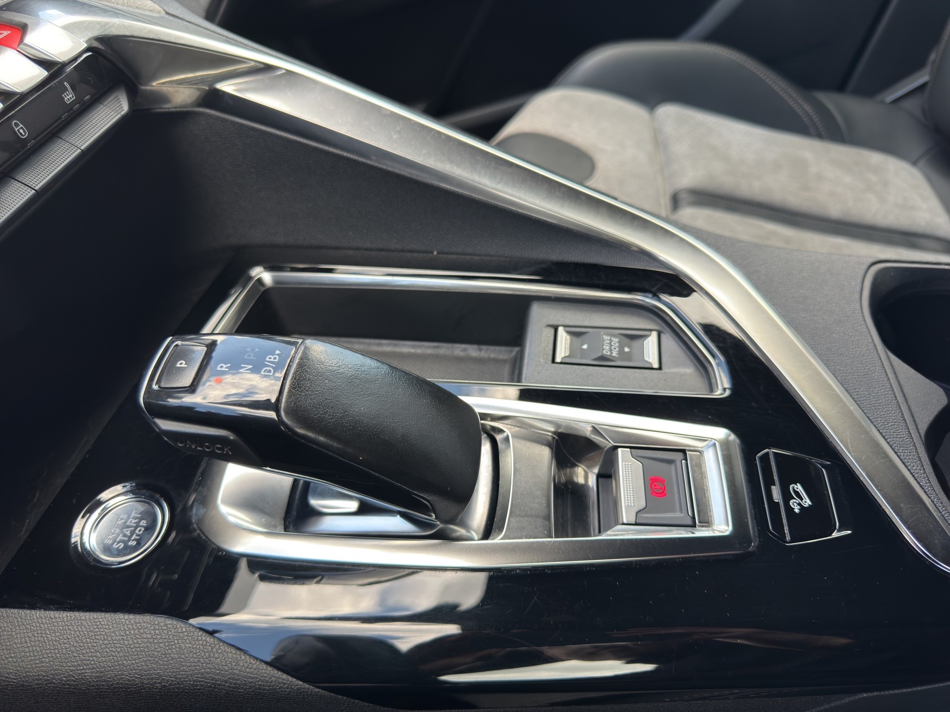 PEUGEOT 3008 300e Hybrid4 GT Pack-image-10