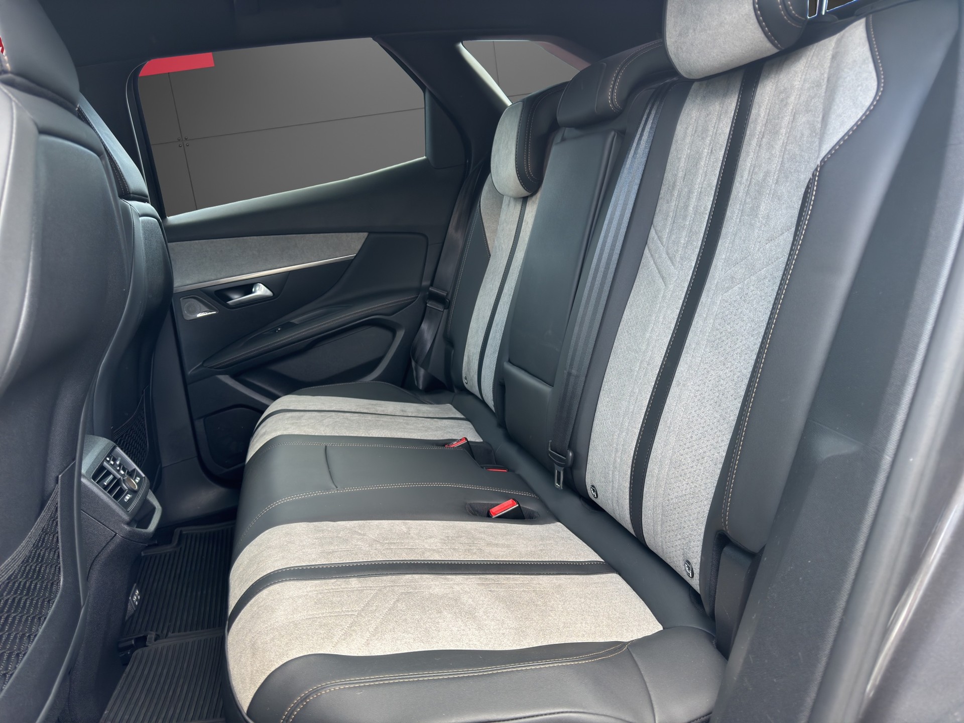 PEUGEOT 3008 300e Hybrid4 GT Pack-image-6