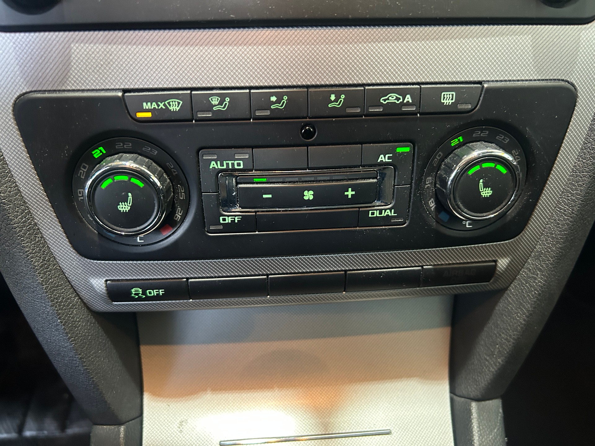 SKODA Octavia Combi 1.8 TSI Adventure 4x4-image-9
