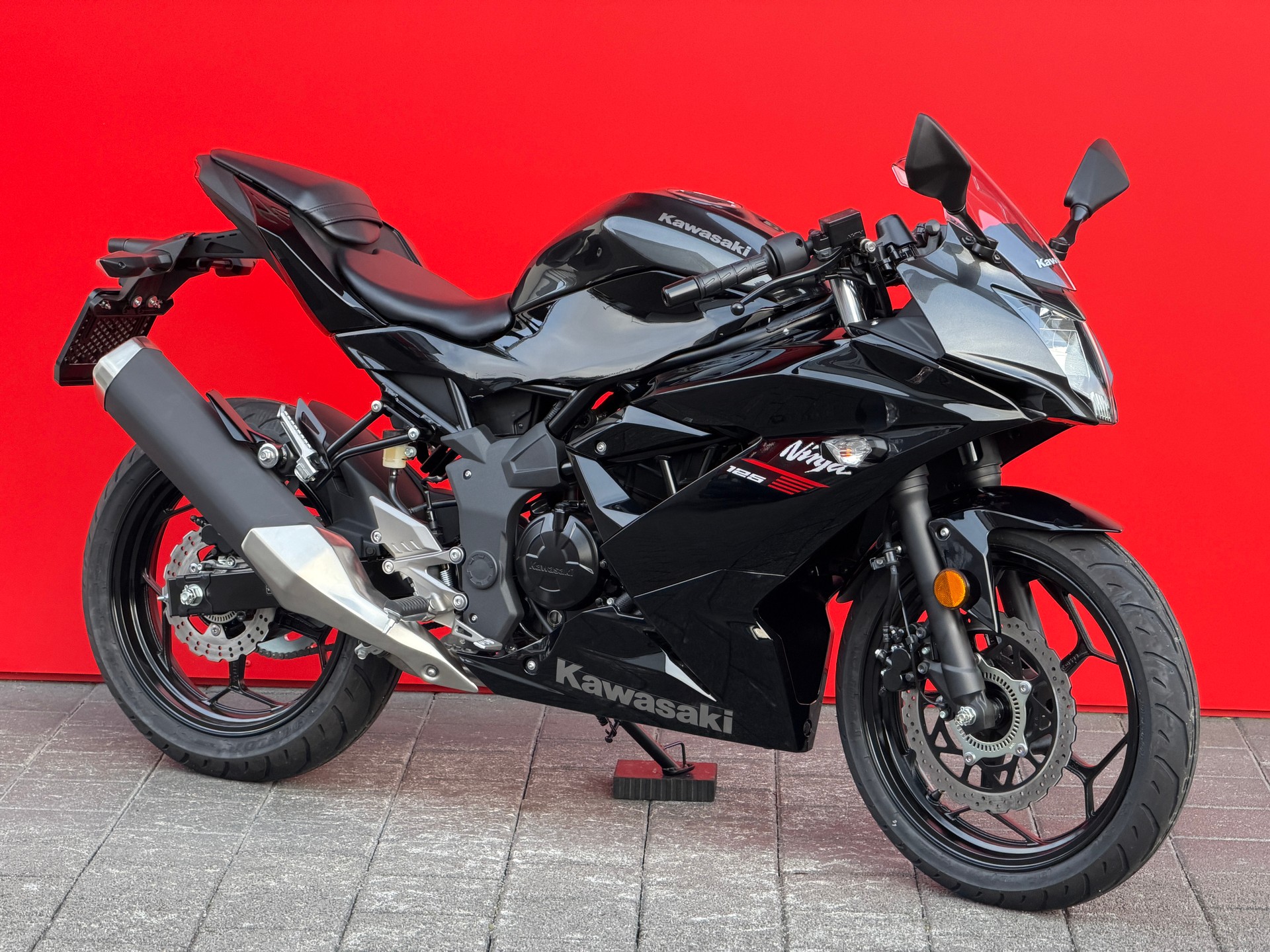 KAWASAKI Ninja 125-showroom-element-1