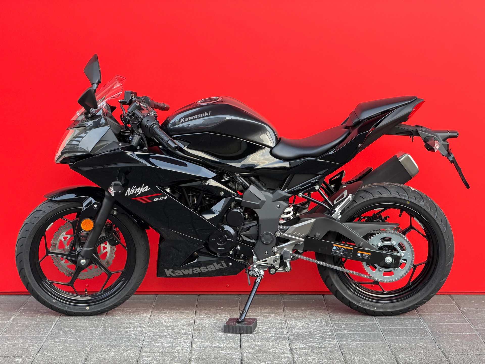 KAWASAKI Ninja 125-showroom-element-3
