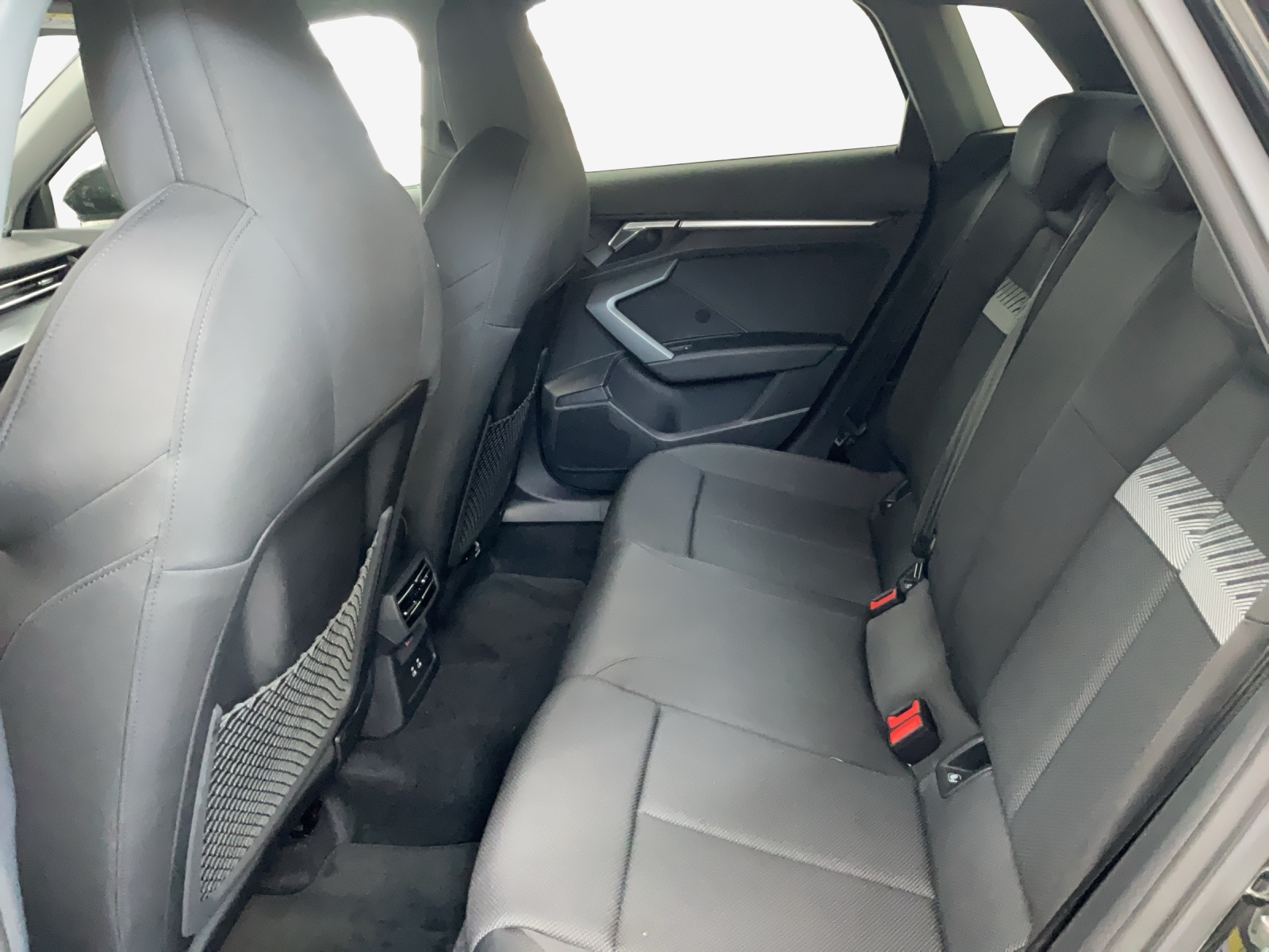 AUDI A3 Sportback TFSI 110 kW S line Attraction S tronic-image-11