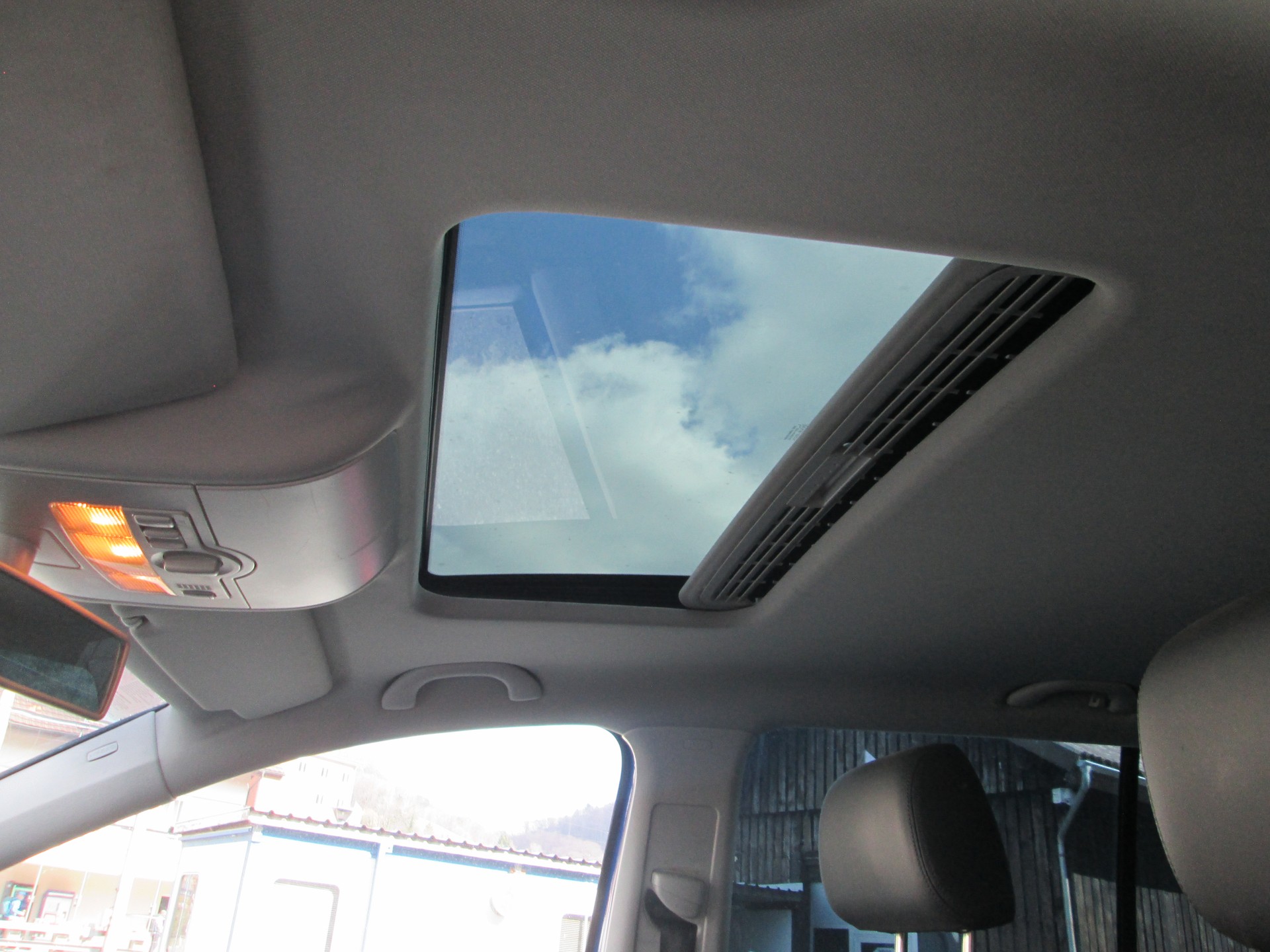 VW Touran 2.0 FSI Highline-image-10
