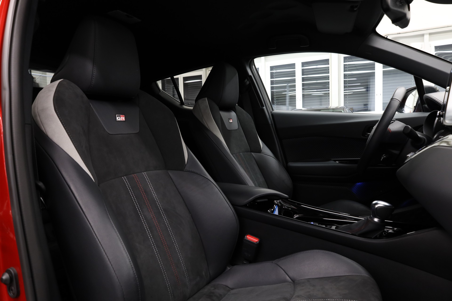 TOYOTA C-HR 2.0 VVTi HSD GR Sport-image-17