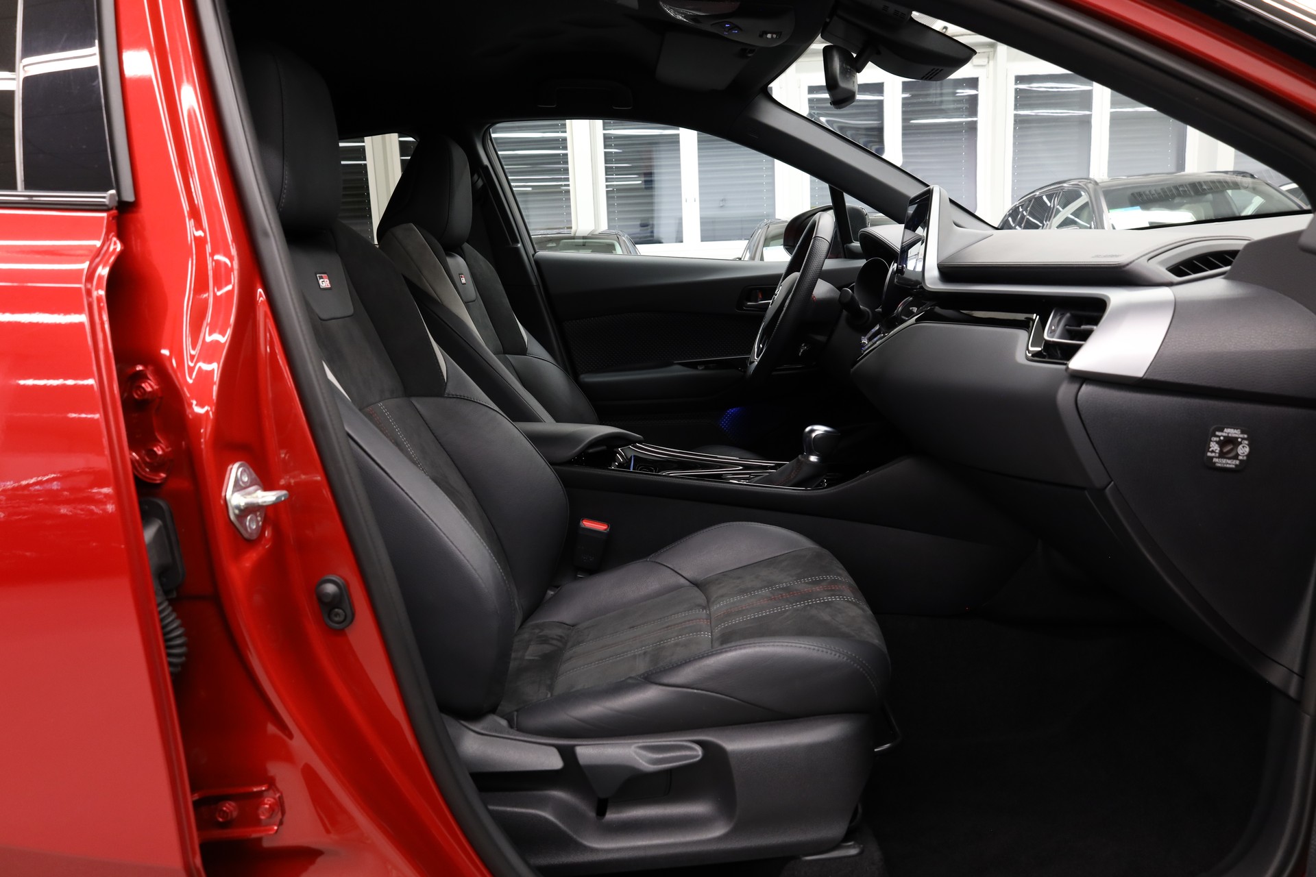 TOYOTA C-HR 2.0 VVTi HSD GR Sport-image-16