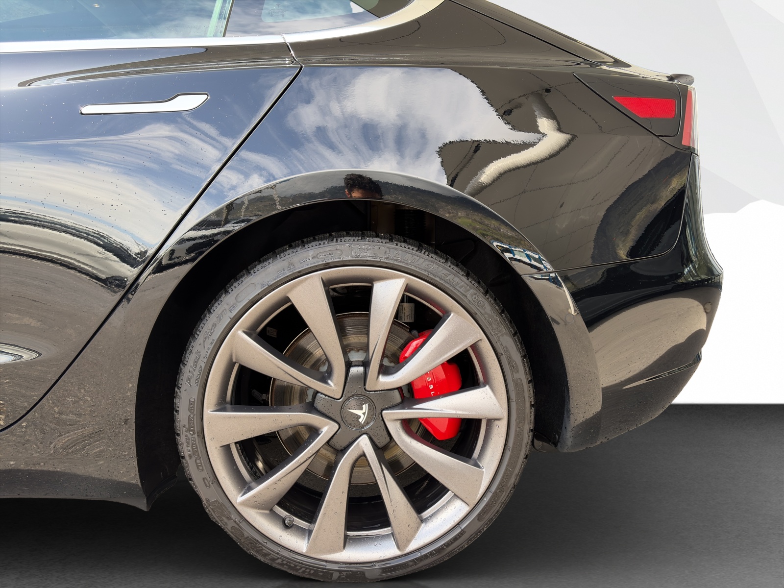 TESLA Model 3 Performance D-image-22