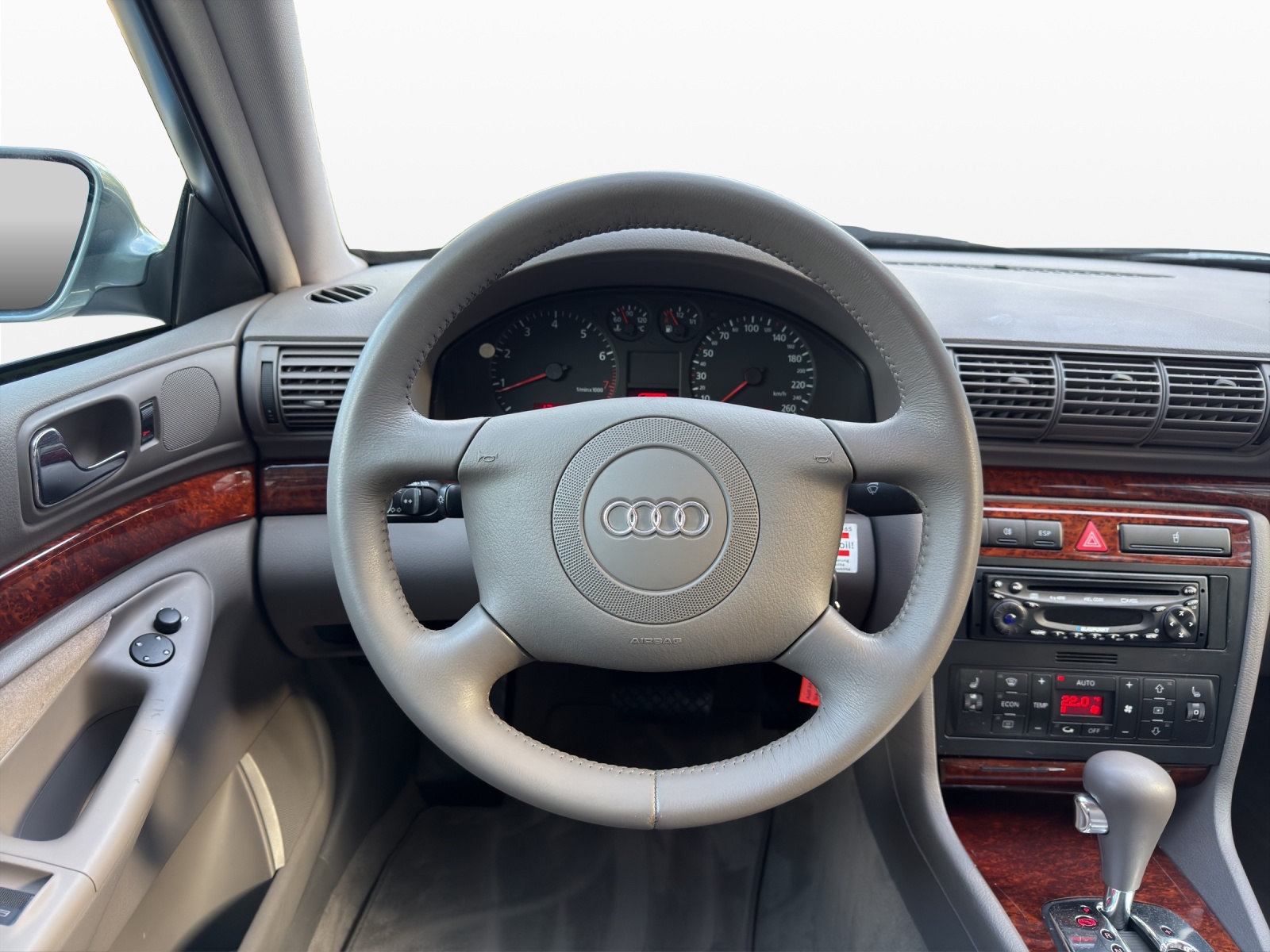 AUDI A4 2.4 Ambiente-image-10