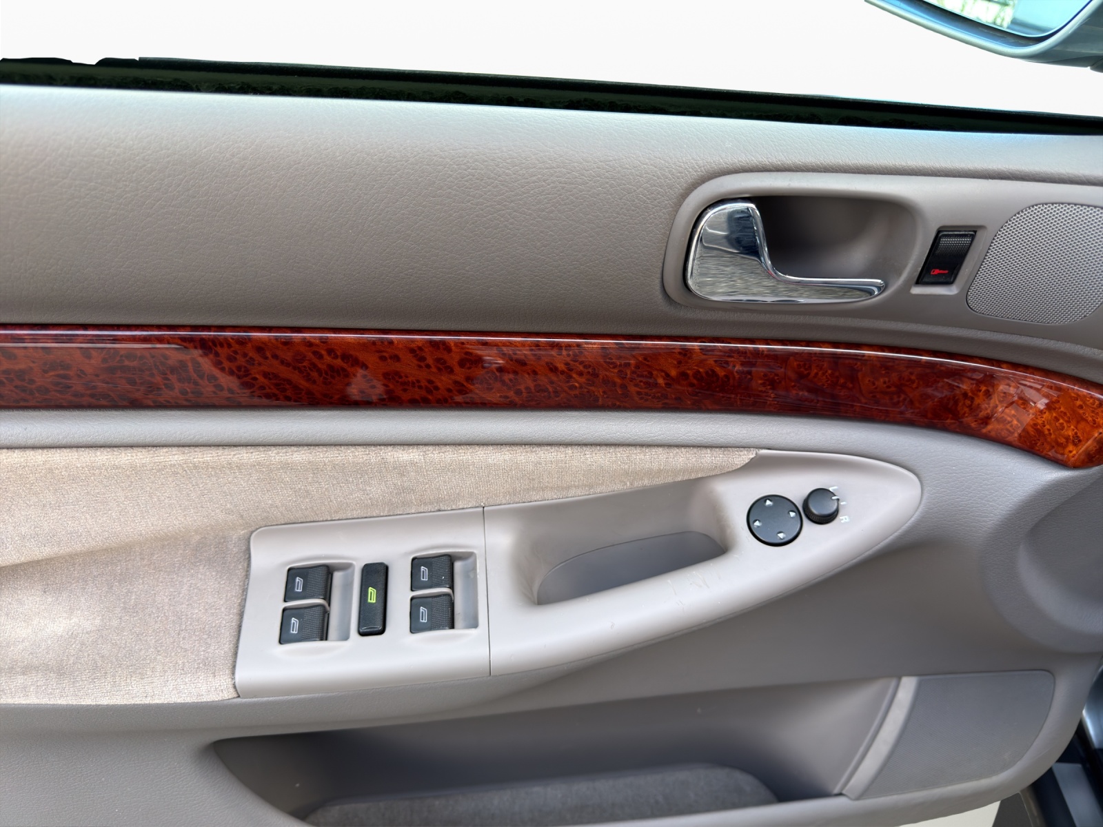 AUDI A4 2.4 Ambiente-image-9