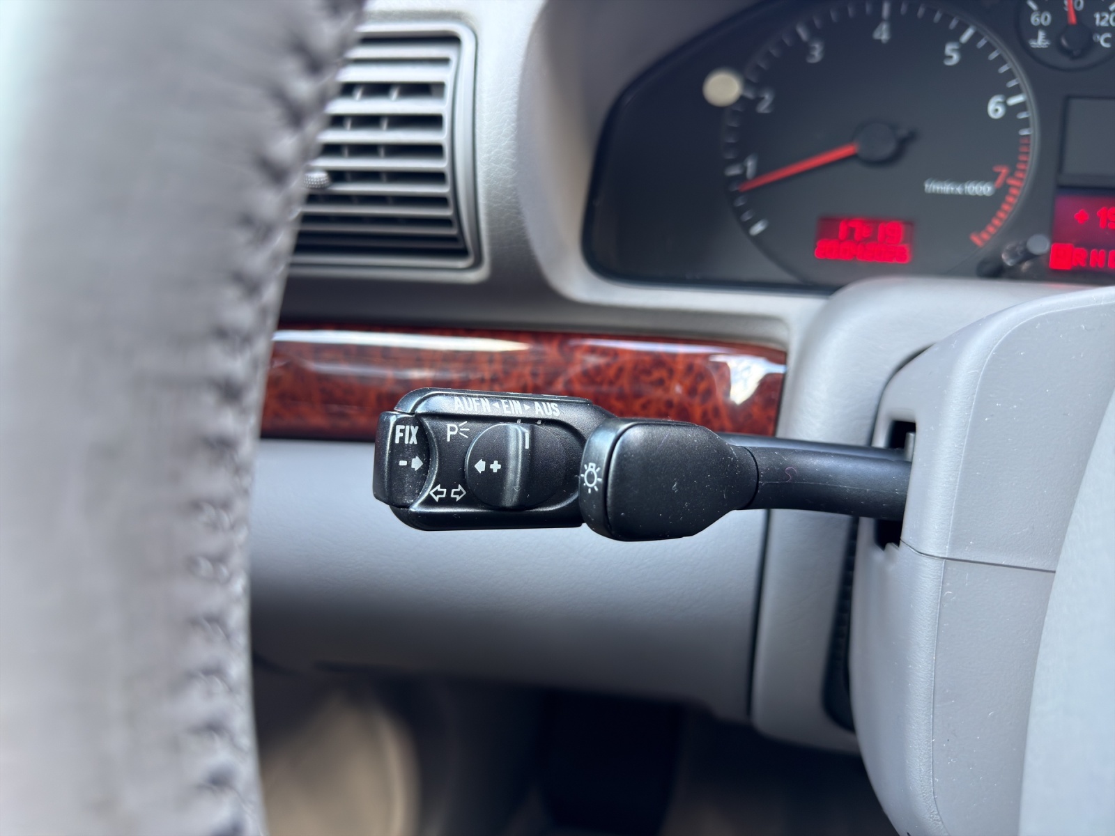 AUDI A4 2.4 Ambiente-image-23