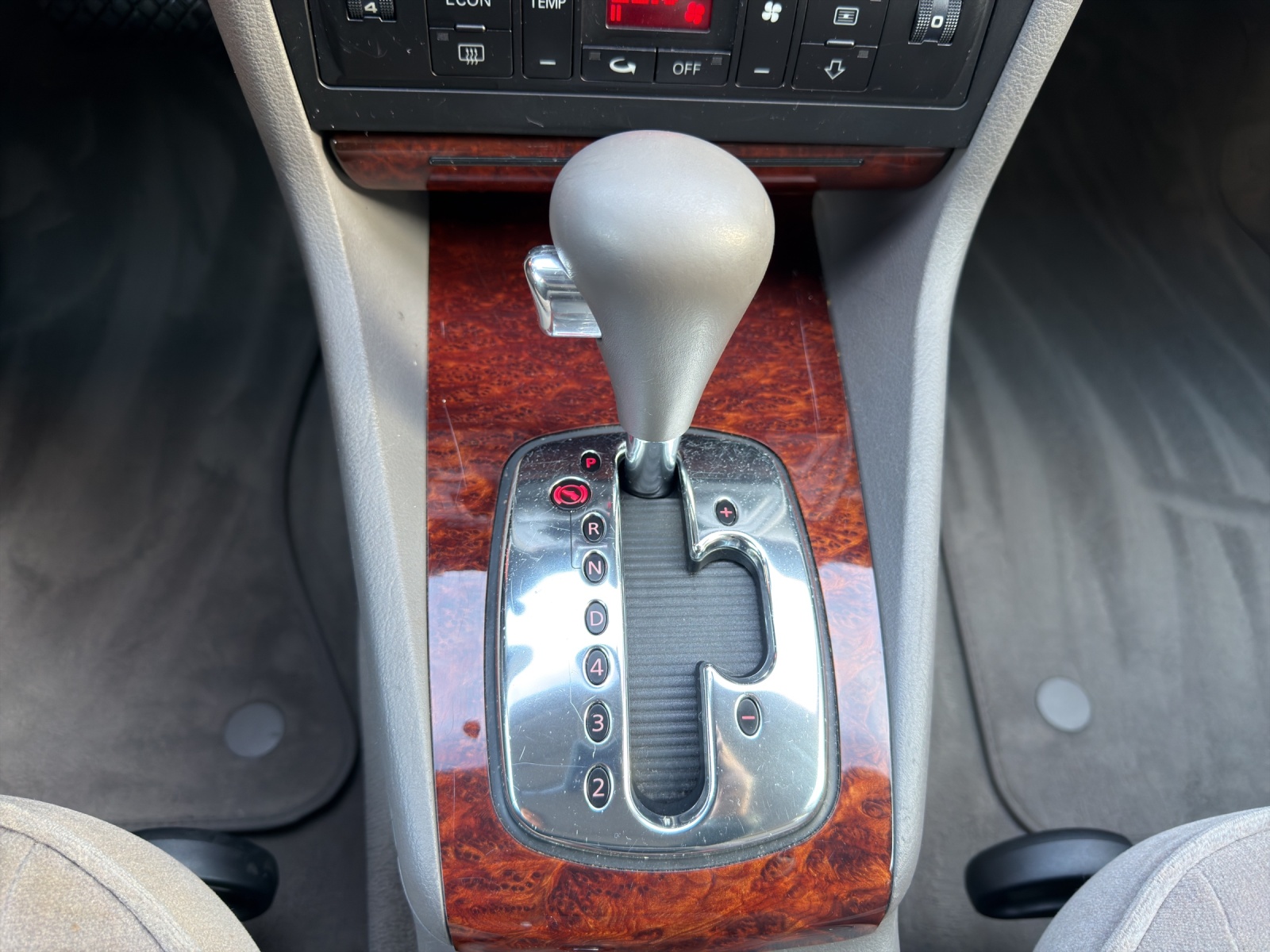 AUDI A4 2.4 Ambiente-image-13
