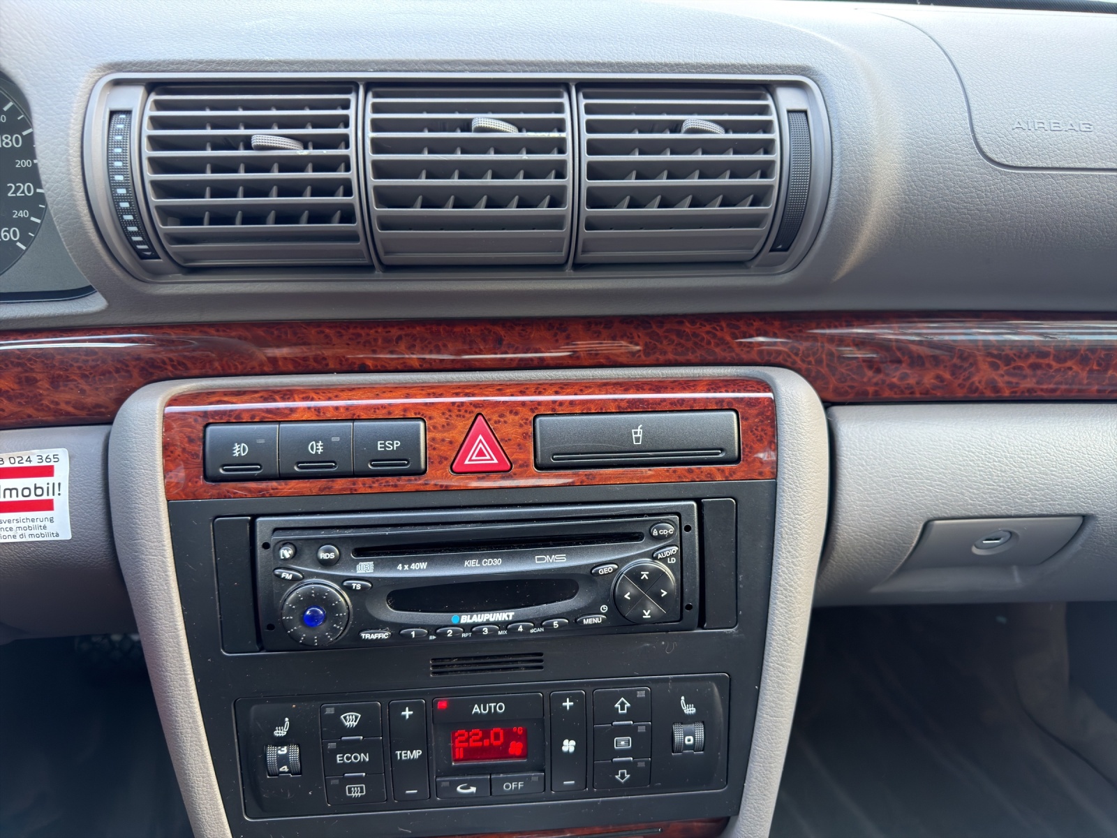 AUDI A4 2.4 Ambiente-image-12