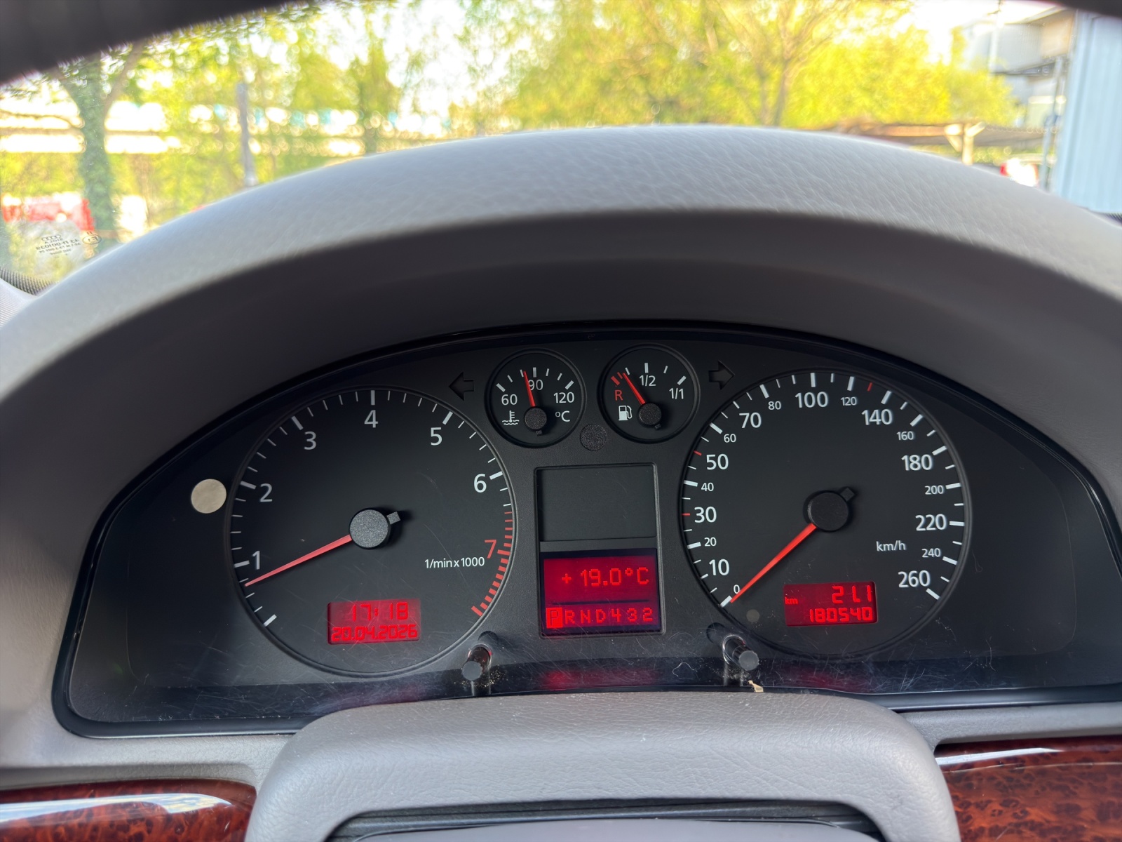 AUDI A4 2.4 Ambiente-image-21