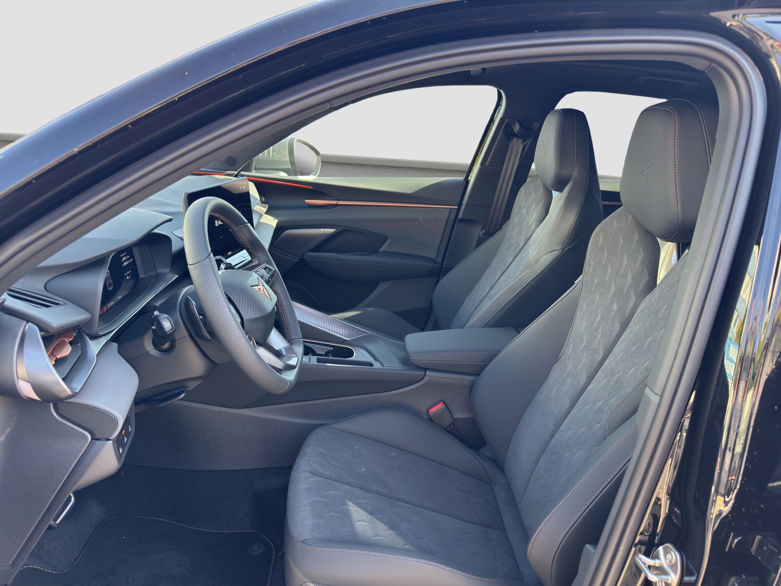 CUPRA Terramar PE1.5PHEV 272PS 1500ccm 272PS/200kW 4 Zylinder e-HYBRID Benzin / elektrisch-image-7