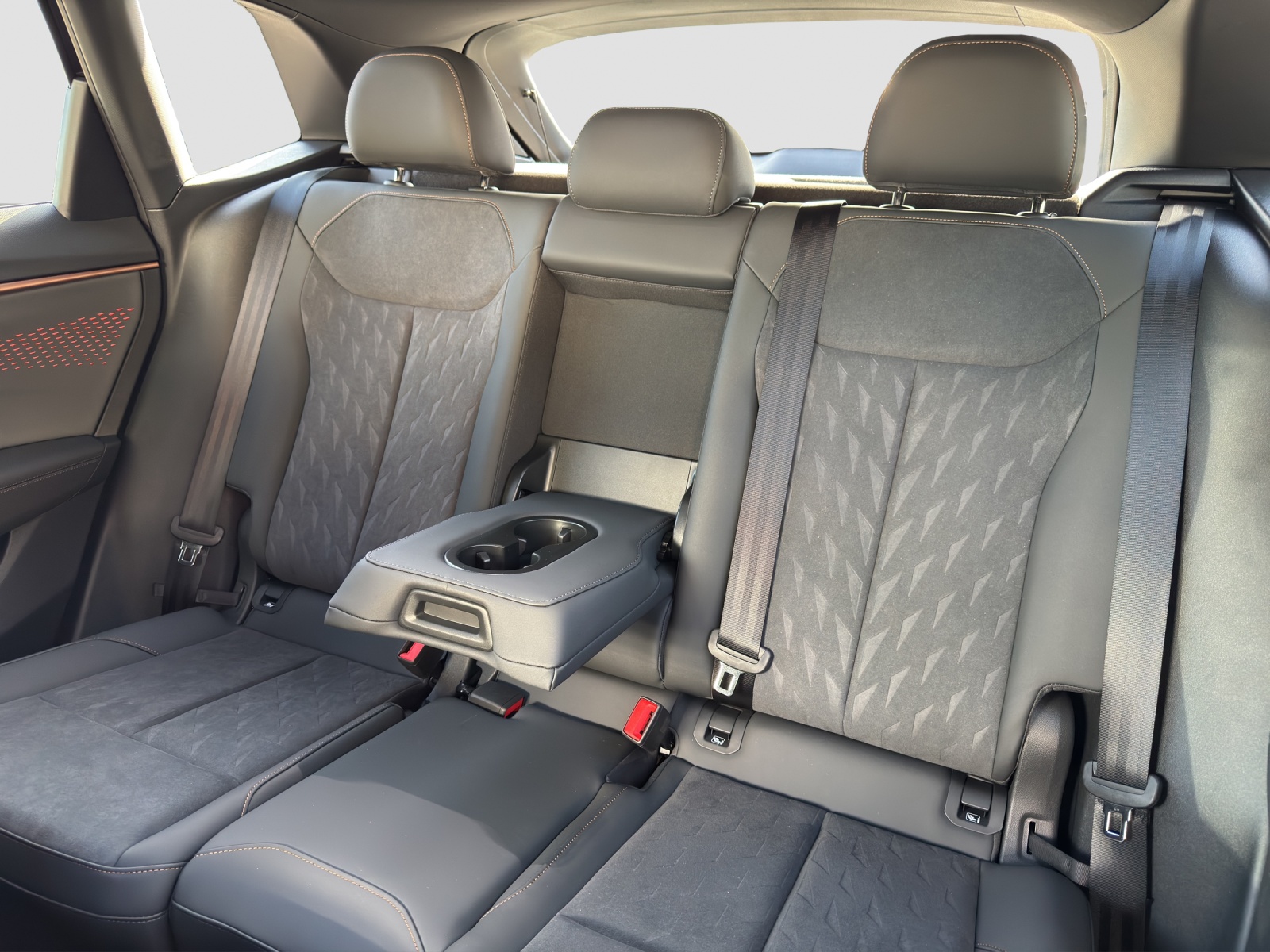 CUPRA Terramar PE1.5PHEV 272PS 1500ccm 272PS/200kW 4 Zylinder e-HYBRID Benzin / elektrisch-image-8