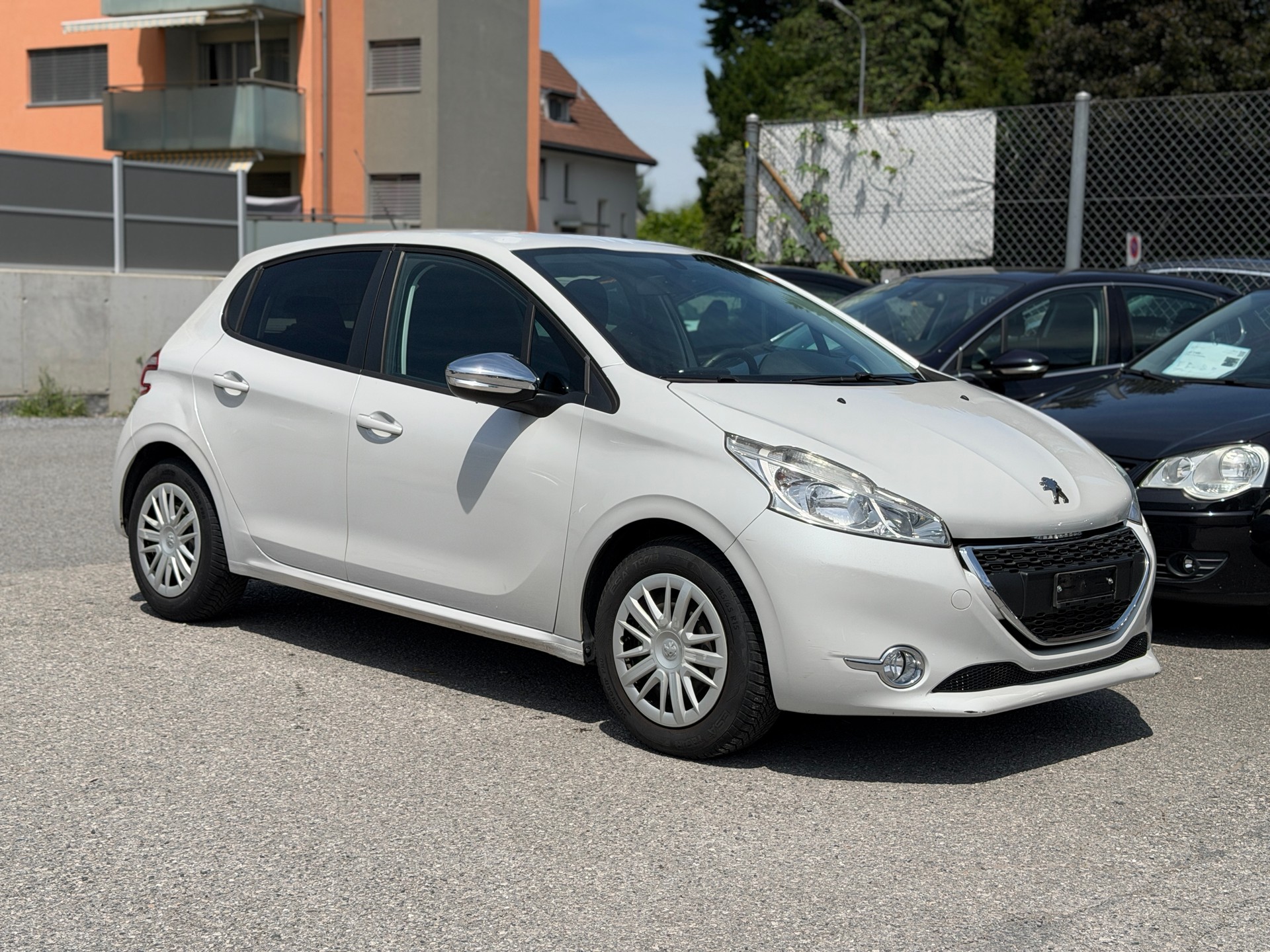 PEUGEOT 208 1.2 VTI Style-image-4