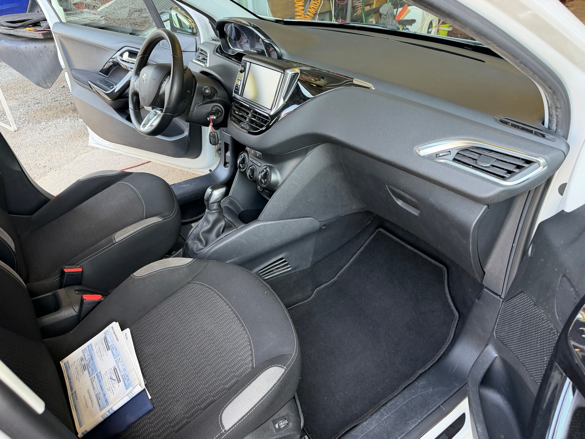 PEUGEOT 208 1.2 VTI Style-image-7