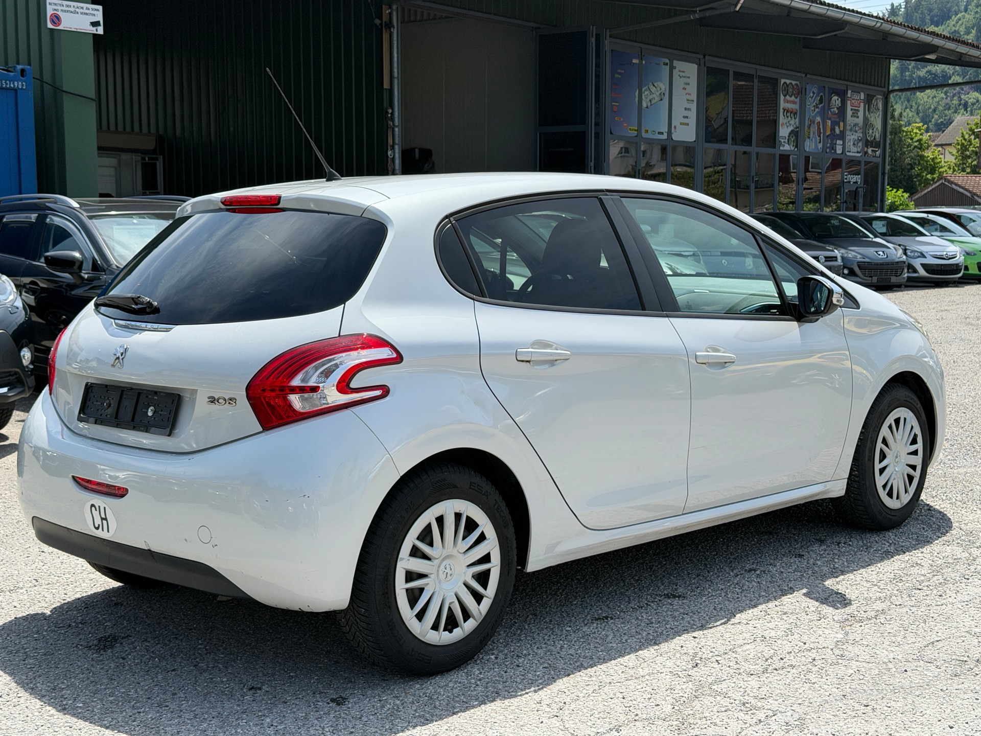 PEUGEOT 208 1.2 VTI Style-image-12