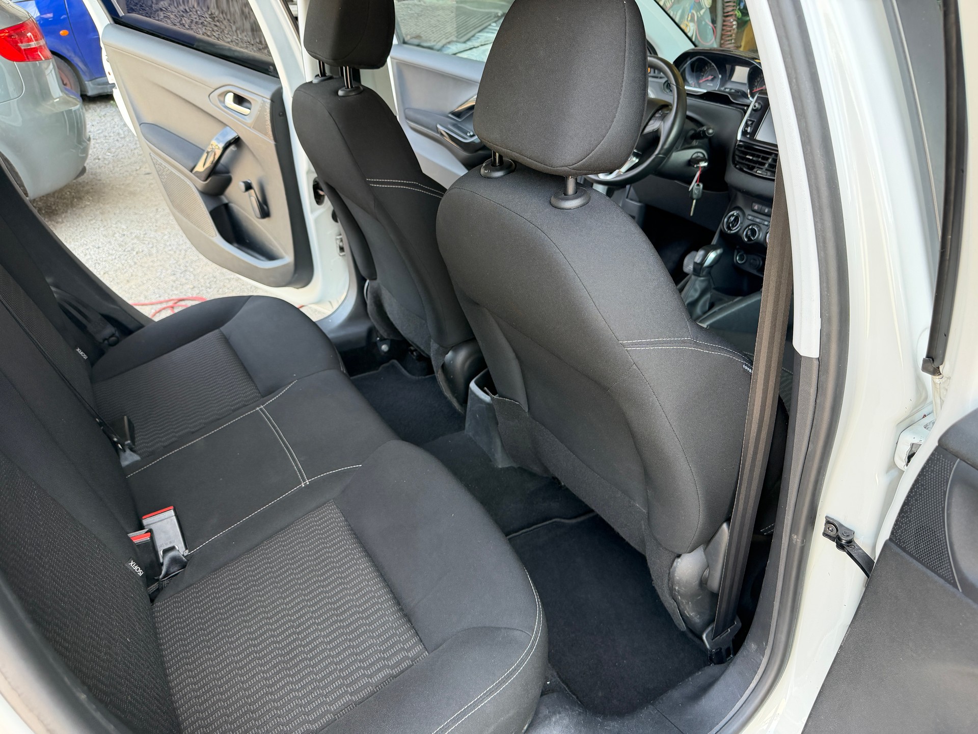 PEUGEOT 208 1.2 VTI Style-image-8