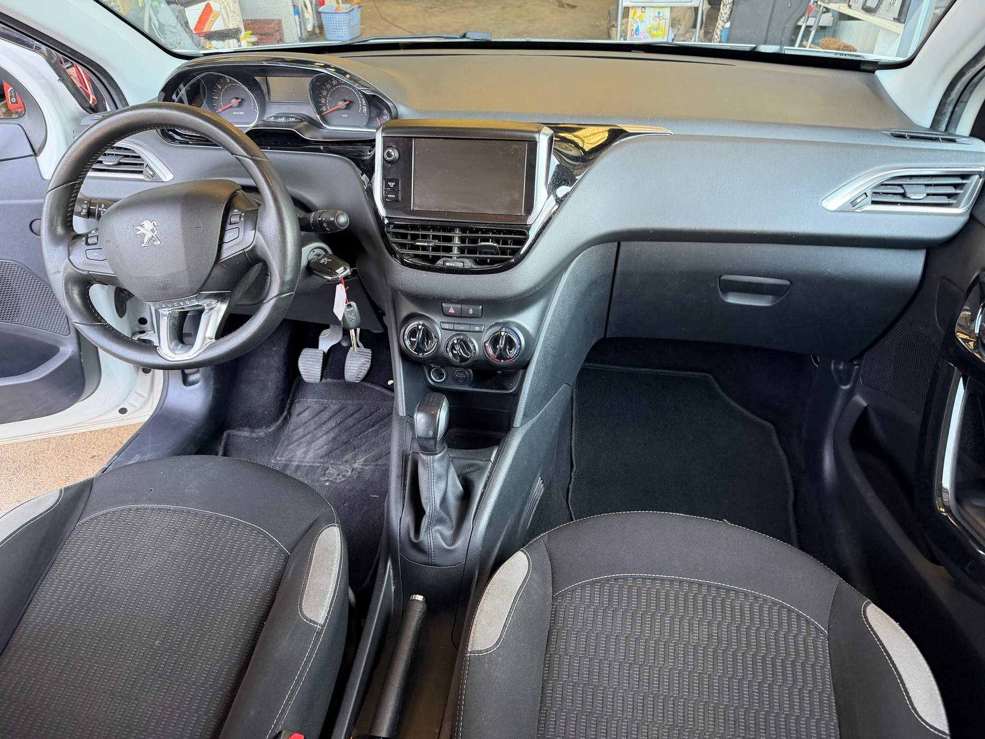PEUGEOT 208 1.2 VTI Style-image-9