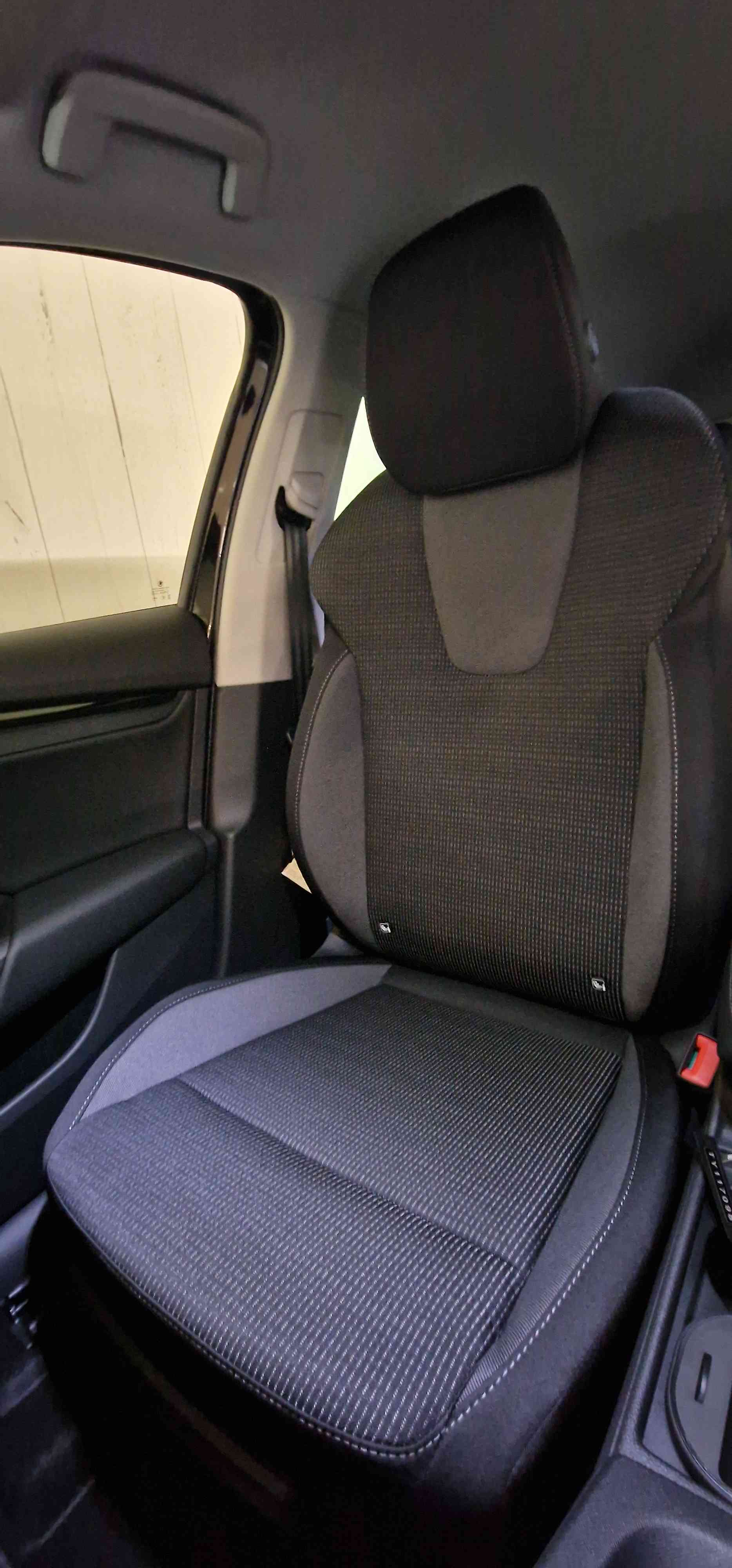 SKODA Octavia Combi 2.0 TDI DSG Selection-image-12