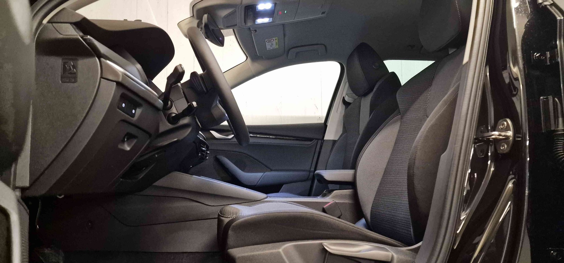 SKODA Octavia Combi 2.0 TDI DSG Selection-image-3