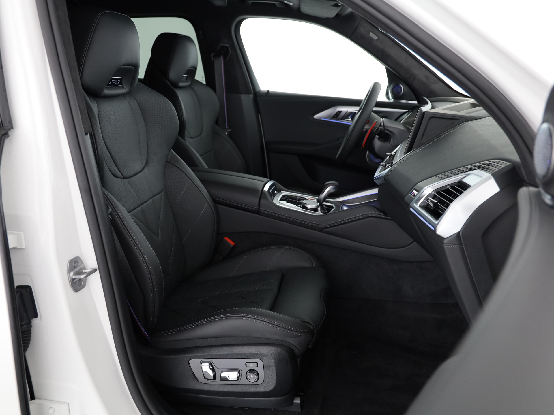 BMW XM 50e Plug-in Hybrid-image-16