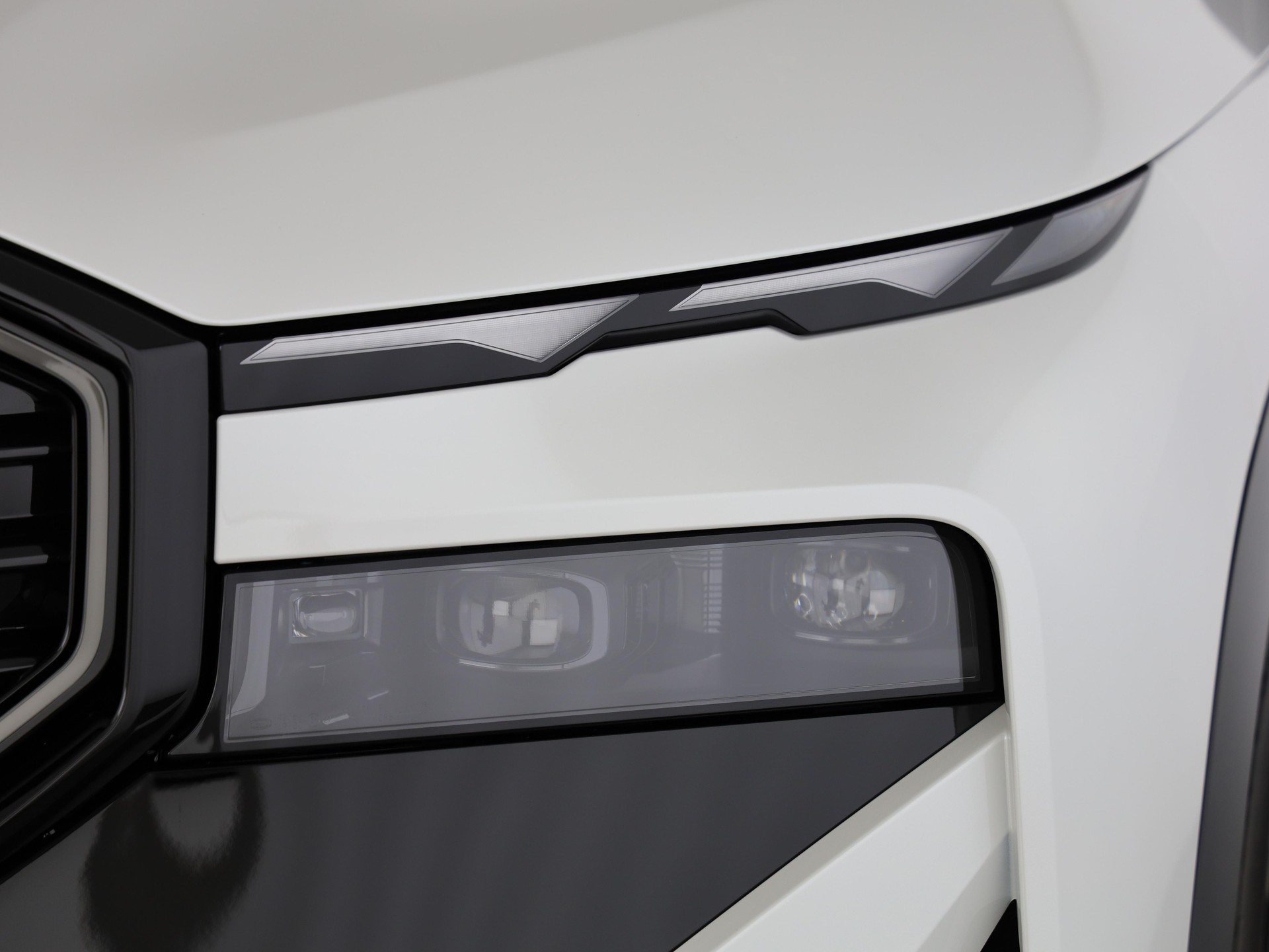 BMW XM 50e Plug-in Hybrid-image-6