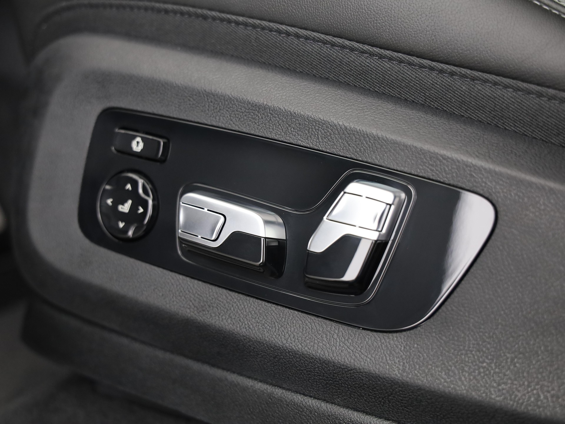 BMW XM 50e Plug-in Hybrid-image-12