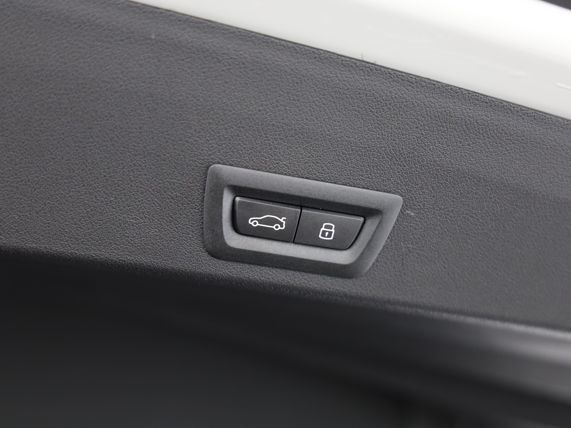 BMW XM 50e Plug-in Hybrid-image-8