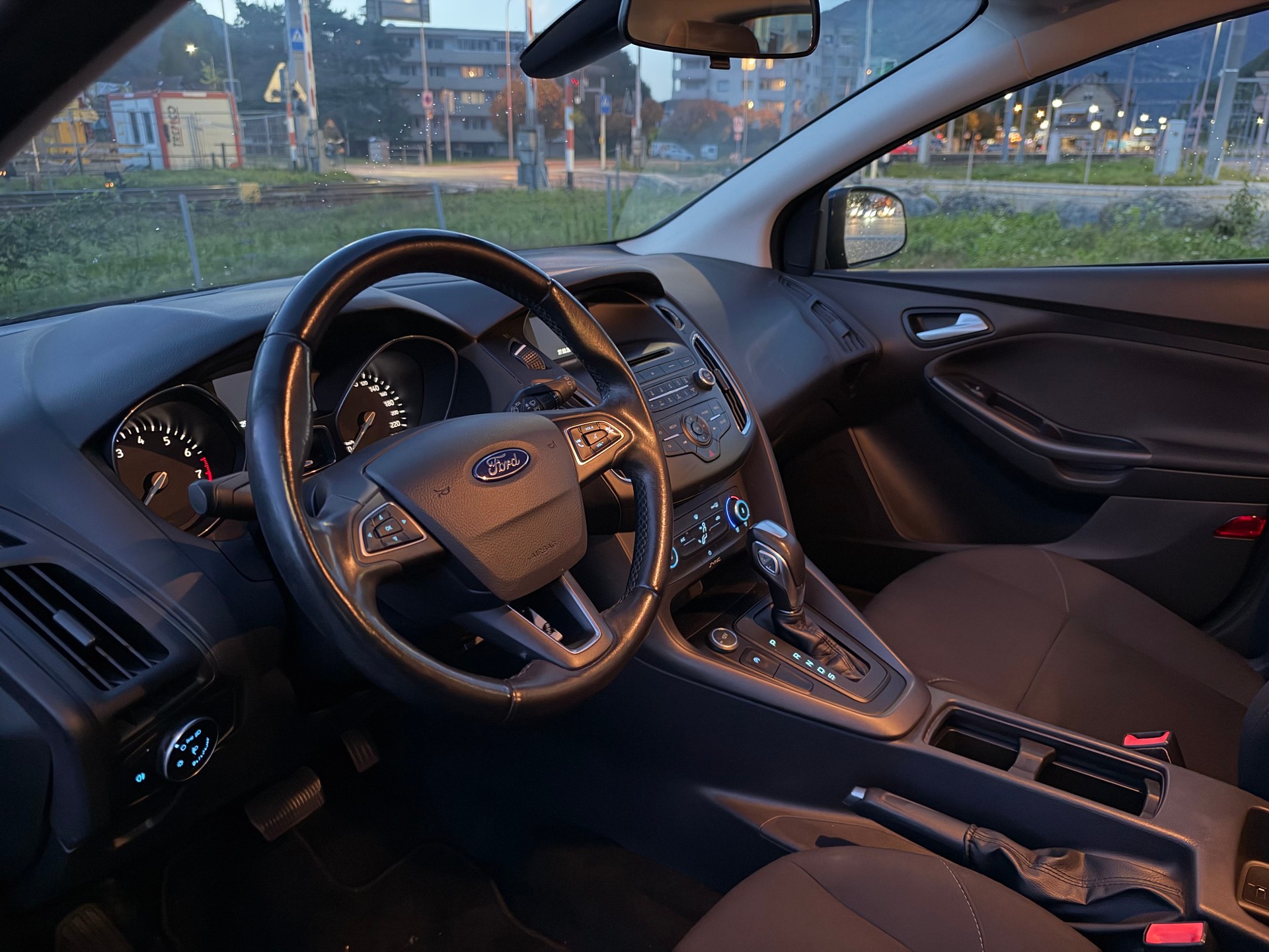 FORD Focus 1.0 SCTi Trend Automatic-image-8