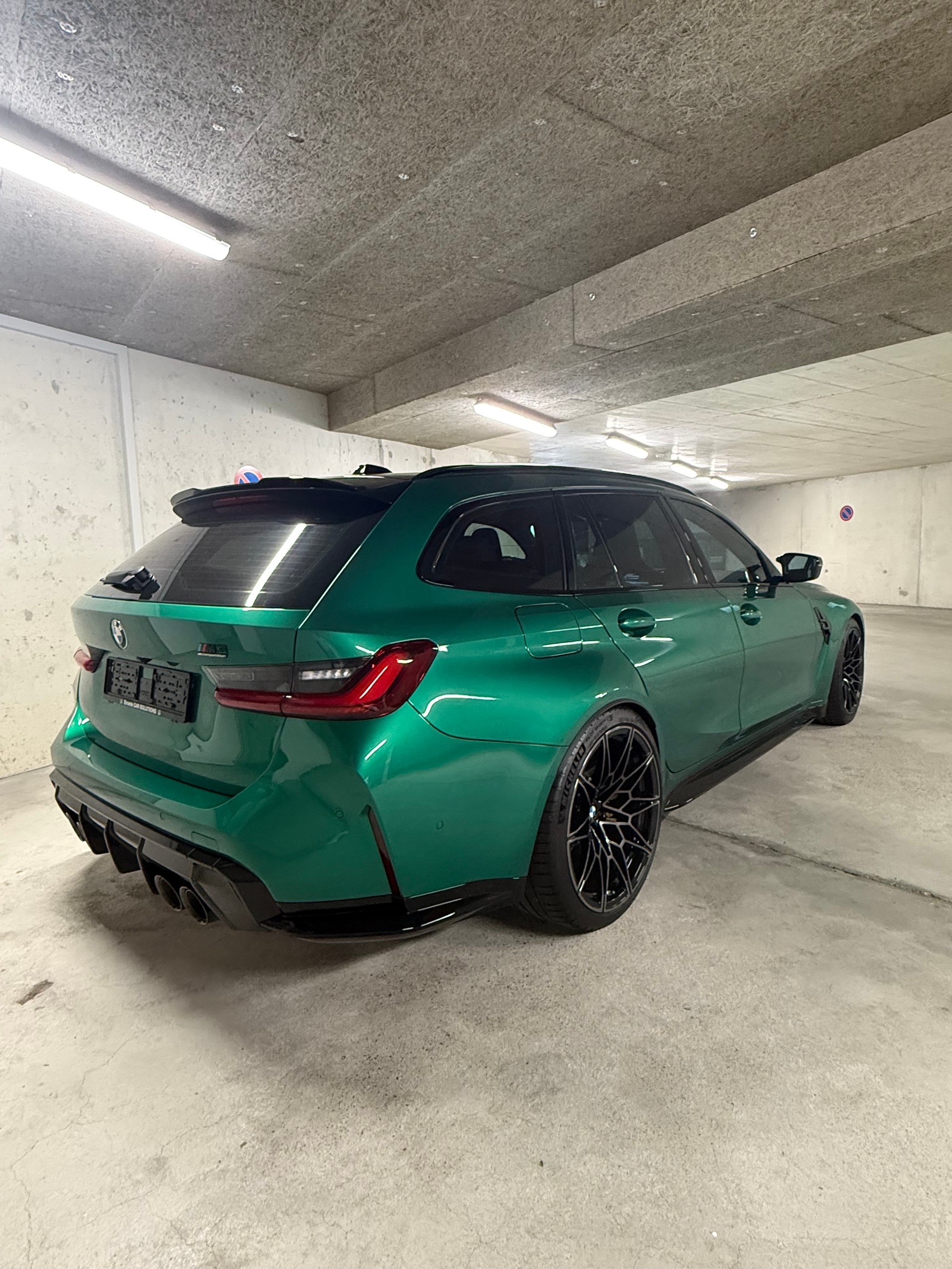 BMW M3 Competition xDrive - CH🇨🇭Auto - Full Carbone - Freins carbone Céramique-image-4