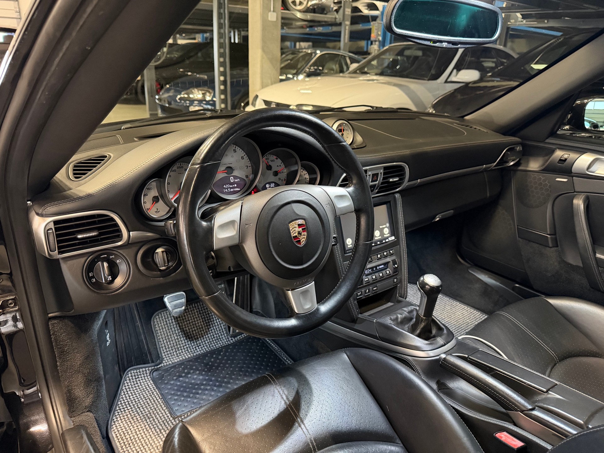 PORSCHE 911 Carrera 4S-image-8