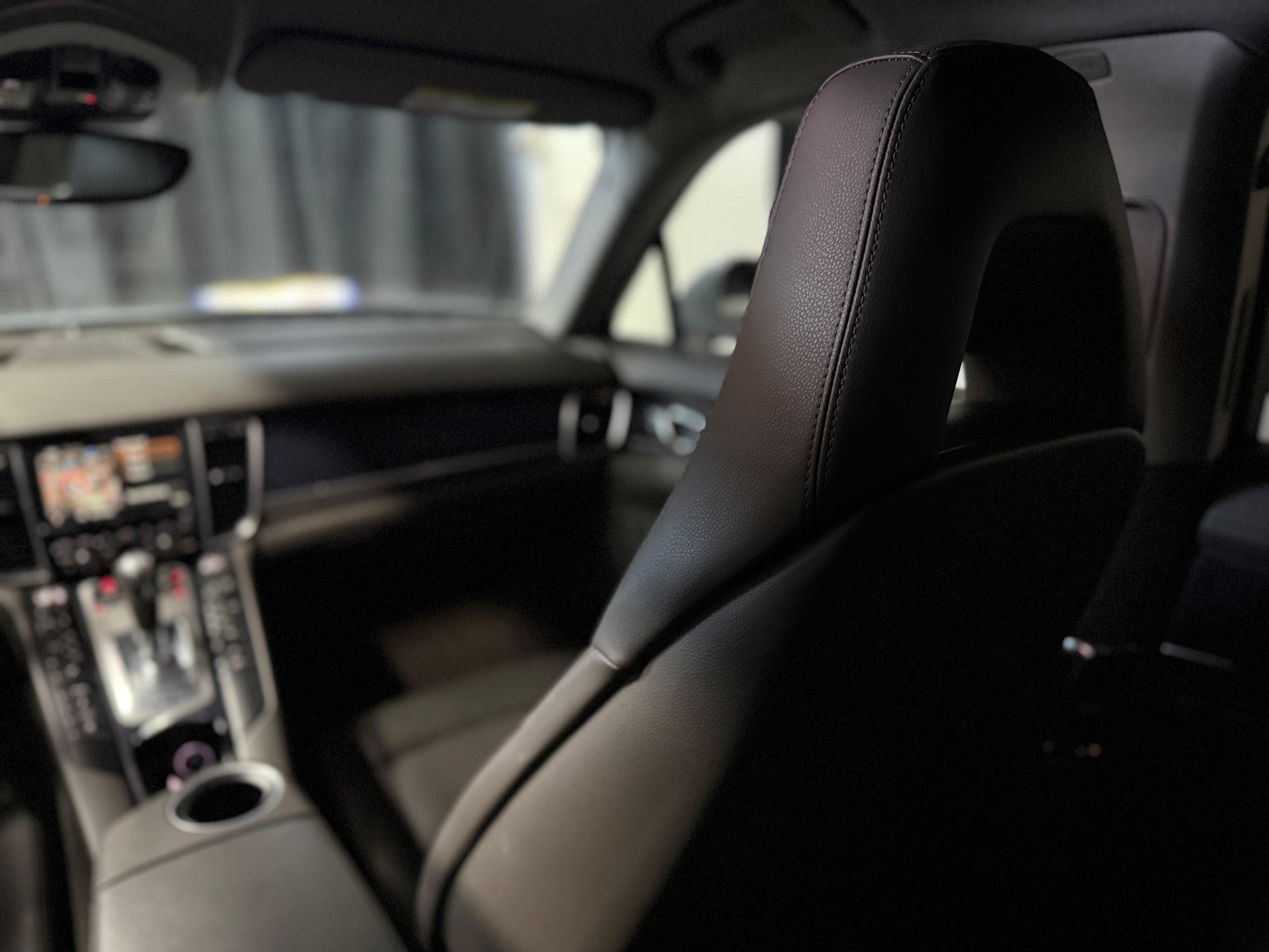 PORSCHE Panamera 4S 3.0 PDK /Exclusively Serviced by Porsche.-image-10