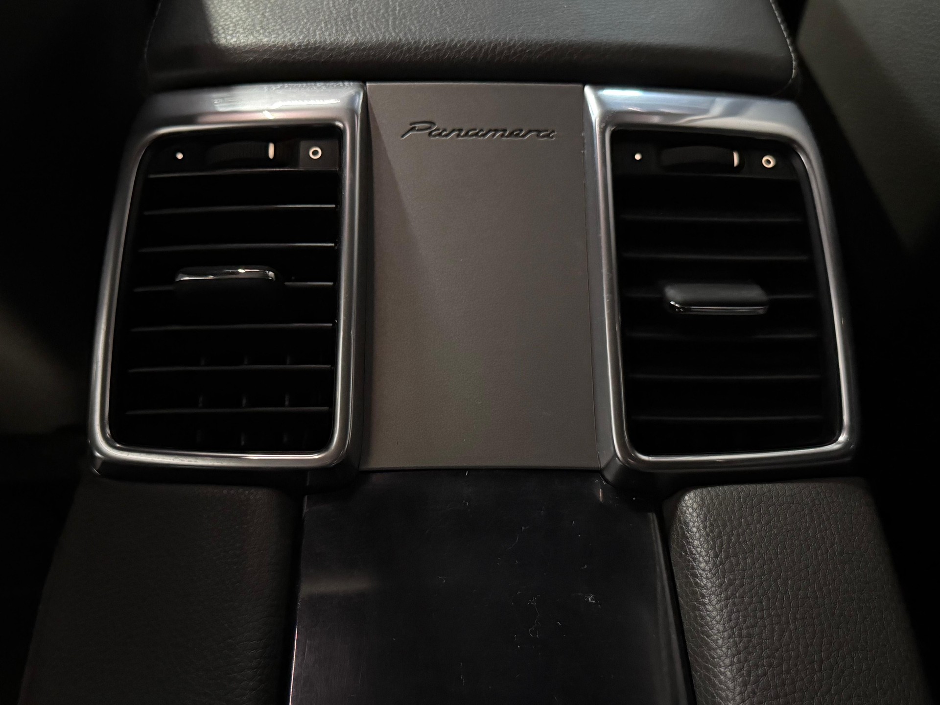 PORSCHE Panamera 4S 3.0 PDK /Exclusively Serviced by Porsche.-image-24