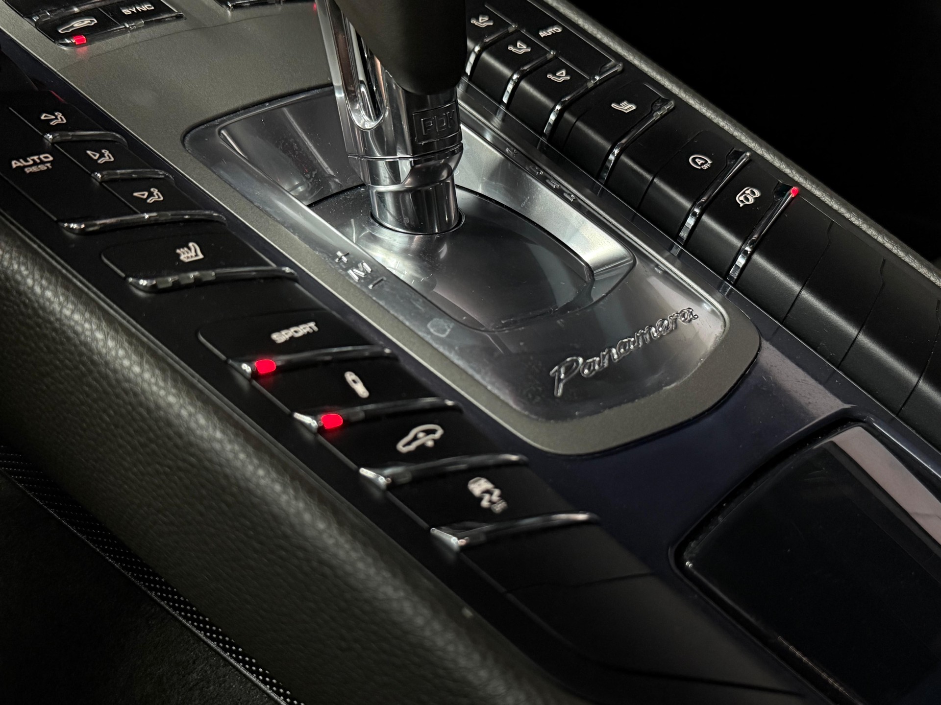 PORSCHE Panamera 4S 3.0 PDK /Exclusively Serviced by Porsche.-image-18
