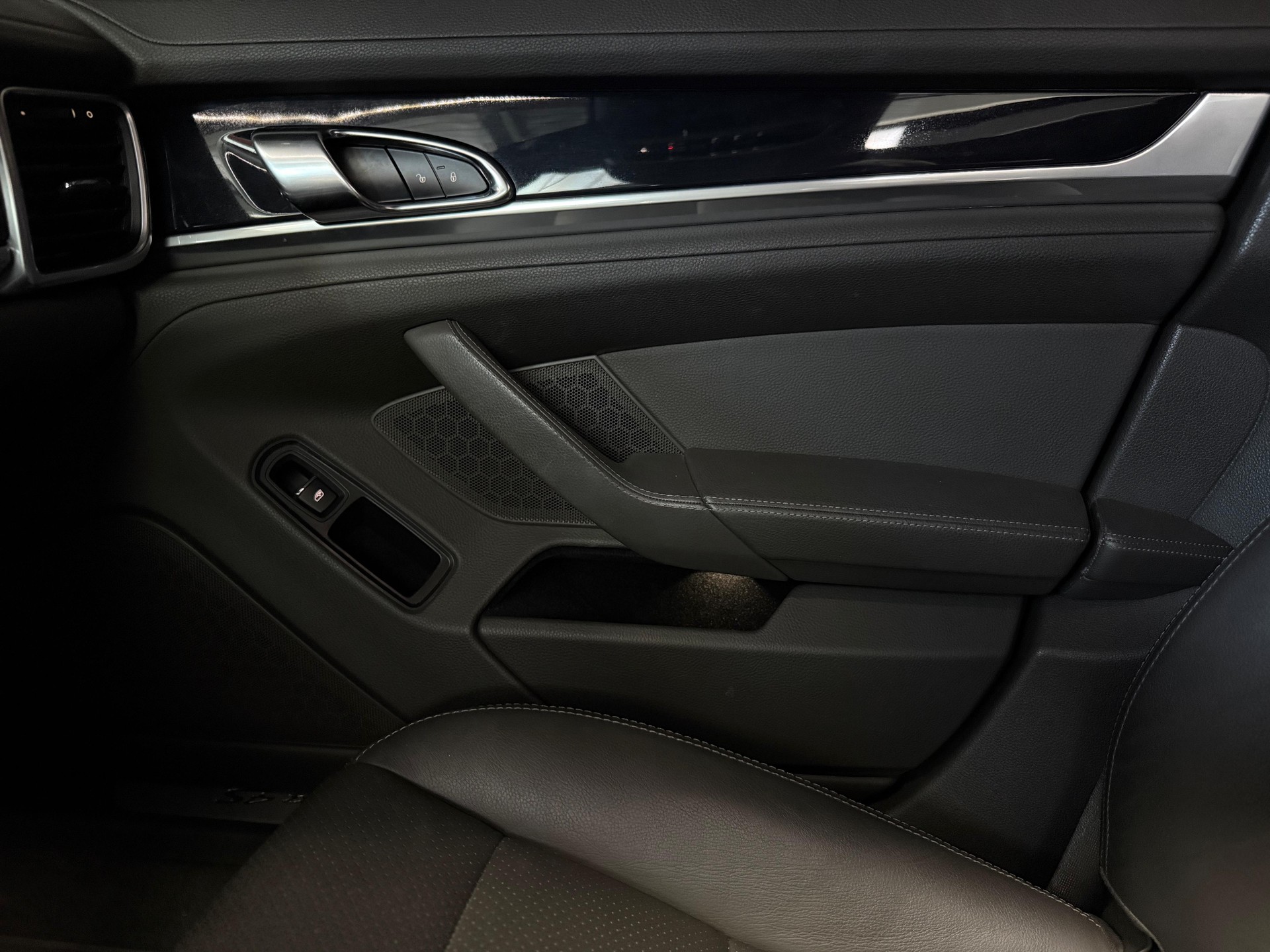 PORSCHE Panamera 4S 3.0 PDK /Exclusively Serviced by Porsche.-image-25