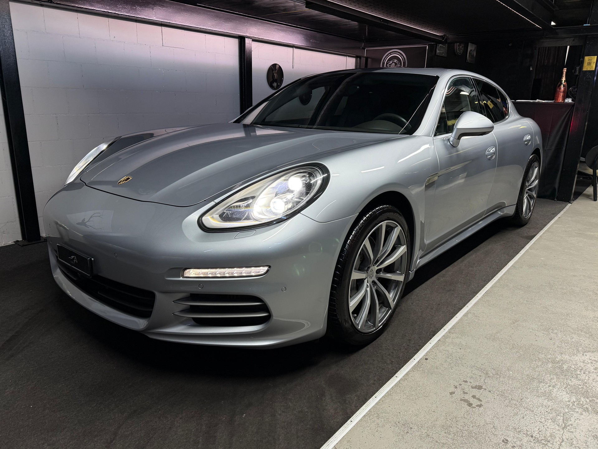 PORSCHE Panamera 4S 3.0 PDK /Exclusively Serviced by Porsche.-showroom-element-1