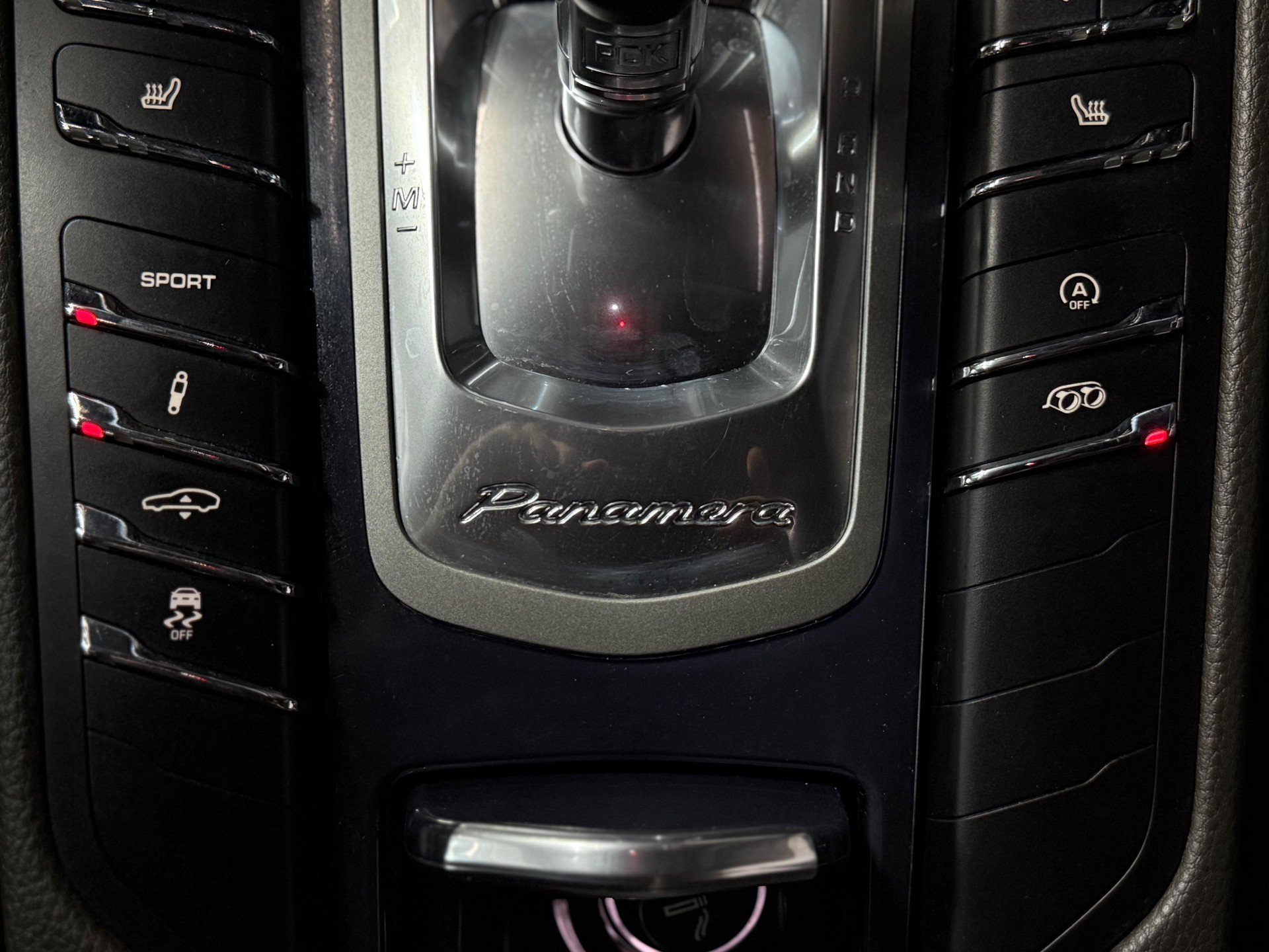 PORSCHE Panamera 4S 3.0 PDK /Exclusively Serviced by Porsche.-image-19