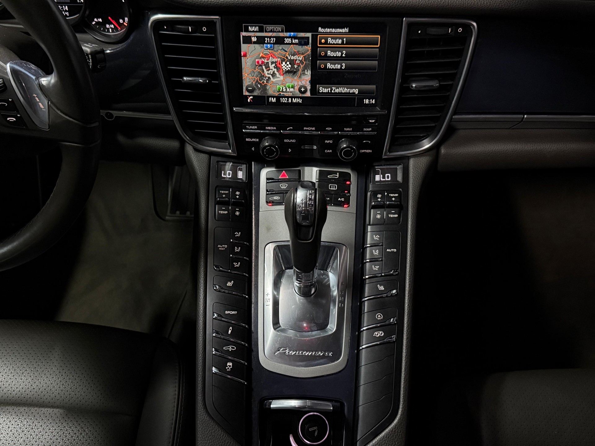 PORSCHE Panamera 4S 3.0 PDK /Exclusively Serviced by Porsche.-image-17